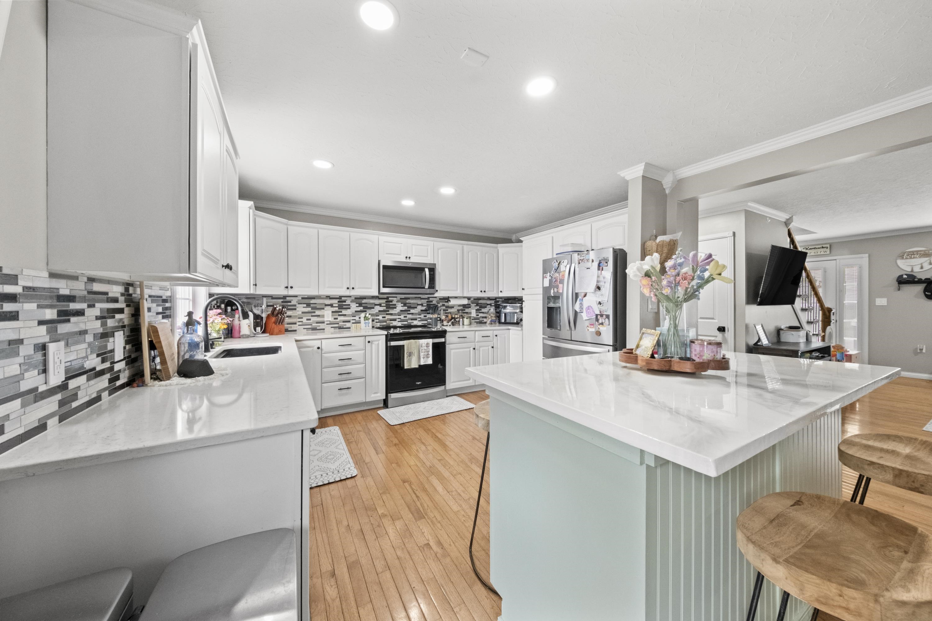 https://zimg.paragon.ice.com/ParagonImages/Property/PH/AABRKY/61081/8/0/0/a8b65ce5b795f1d93598de8716316b62/0/cfc10c564c045b63537b2334a4fcb977/61081-d56f1a27-1467-4a8d-b240-bbd734427ebf.JPG