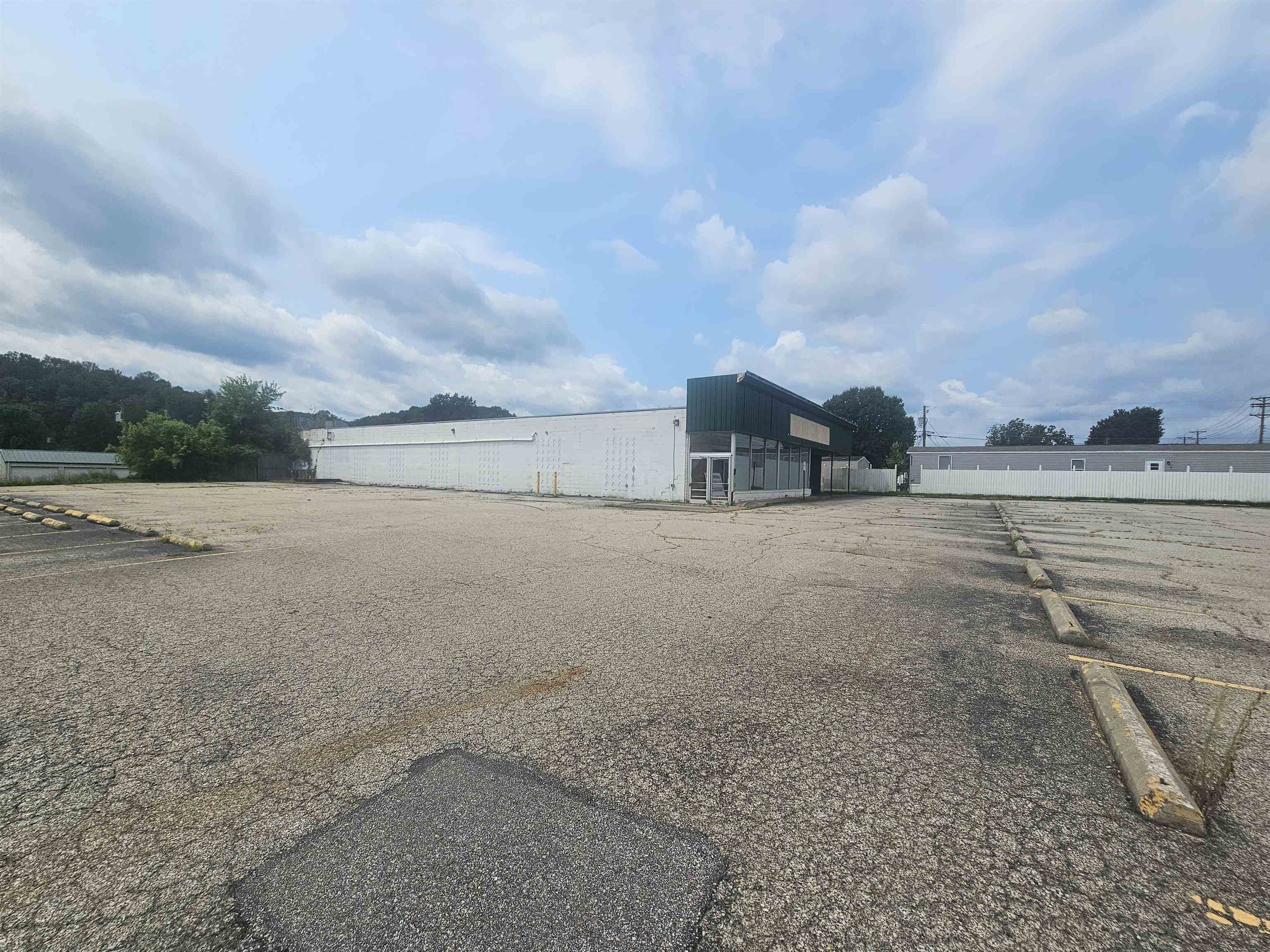 https://zimg.paragon.ice.com/ParagonImages/Property/PH/AABRKY/61084/1/0/0/f5a2fc3ee5c04ac2ad08f237d256357b/0/8339b044a11a15164b88e1f7f6f27c9b/61084-cf88e1f3-5f3b-4a32-b1bf-43c50eab3ca6.JPG