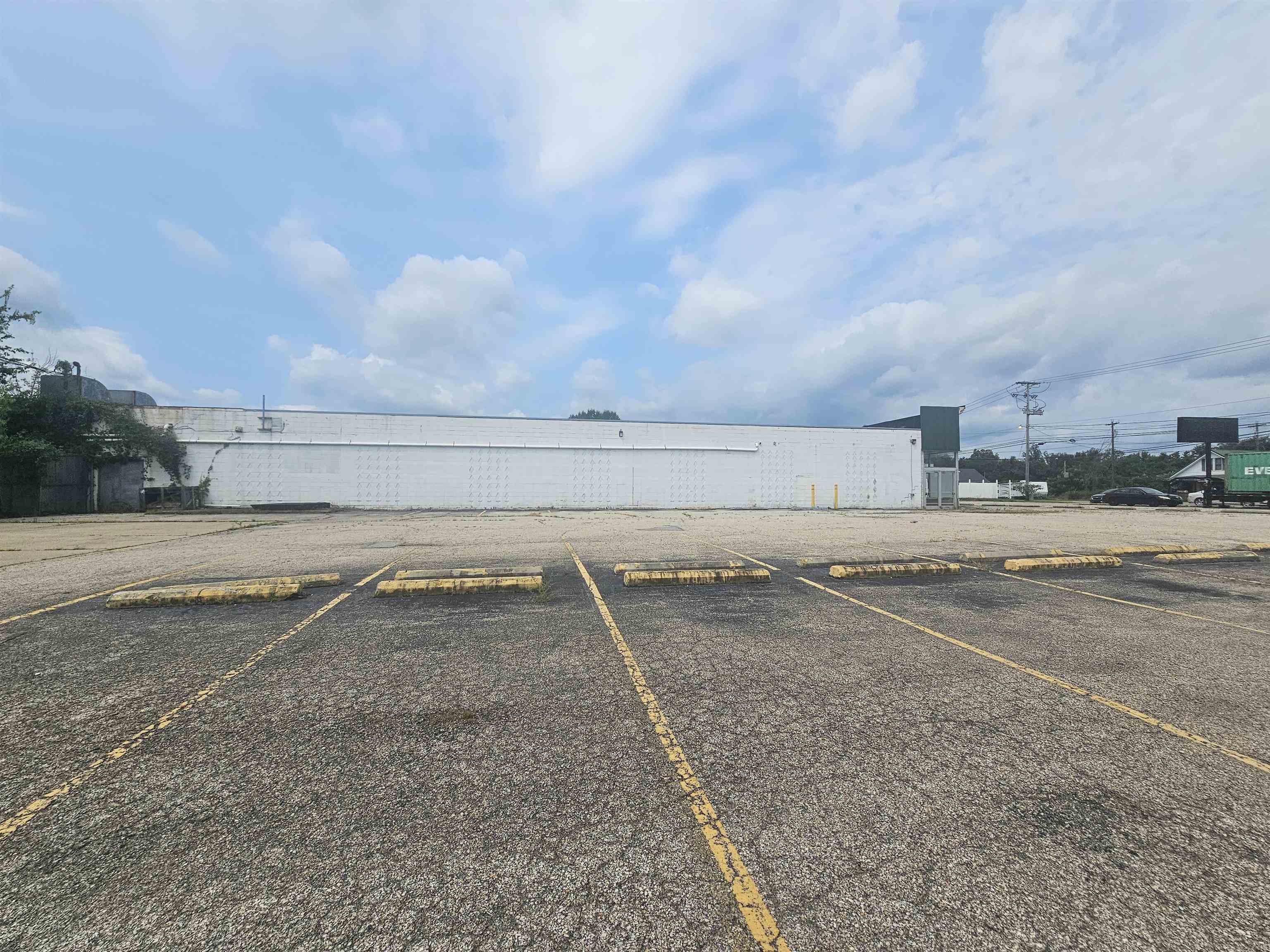 https://zimg.paragon.ice.com/ParagonImages/Property/PH/AABRKY/61085/2/0/0/f4b0a0484384b8cb560ba627f64ac55f/0/6cda7887909d0ad1efd0df6c0a7bff54/61085-8ac9c78f-5acc-4be7-8ec0-764b5695e05a.JPG