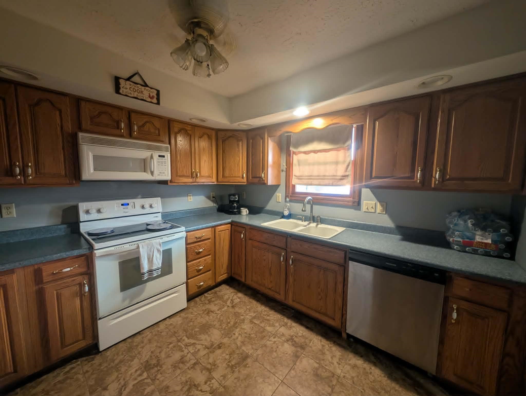 https://zimg.paragon.ice.com/ParagonImages/Property/PH/AABRKY/61092/7/0/0/d5bff2f9ac396f3c5fdf821c21d5e6fe/0/88721b1102c9a5713bd81350d3a23870/61092-e996fe81-69d4-44a8-8e32-29dad98cc635.JPG
