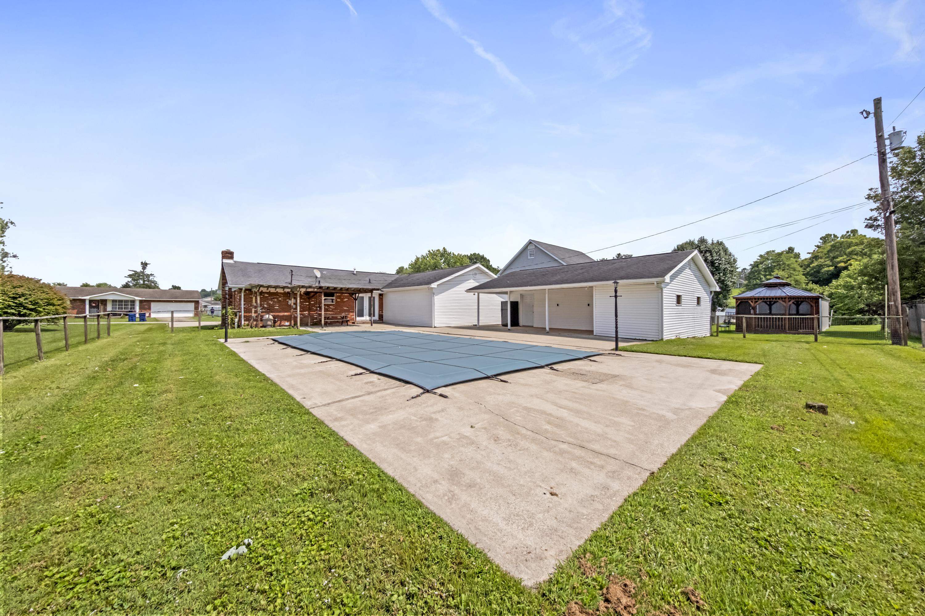 https://zimg.paragon.ice.com/ParagonImages/Property/PH/AABRKY/61094/11/0/0/22cc2afe0ad1d7354befbcf3ea4deade/0/1b1383c1f7df6bb43bb43268a5cf5bfa/61094-46864360-a536-4a0c-8abc-d48f9acdf71c.JPG