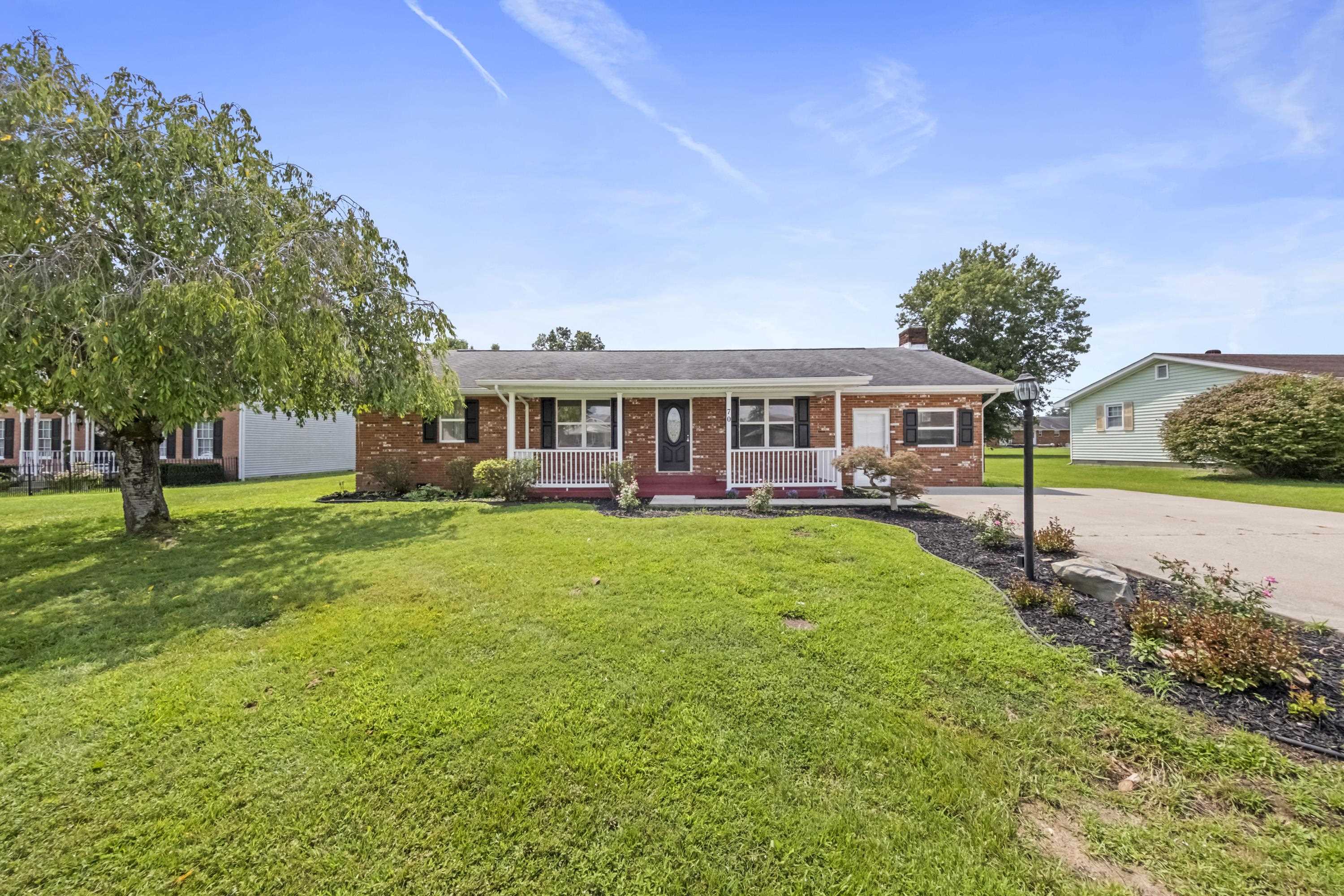 https://zimg.paragon.ice.com/ParagonImages/Property/PH/AABRKY/61094/6/0/0/c81cb32e8e87b0568203052c6c0113ba/0/1b1383c1f7df6bb43bb43268a5cf5bfa/61094-0825b70b-f6f2-4fa5-a2ba-d351a9cc6c67.JPG