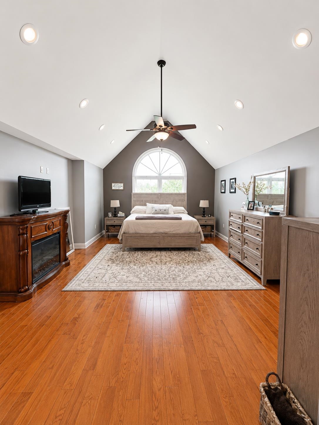 https://zimg.paragon.ice.com/ParagonImages/Property/PH/AABRKY/61097/9/0/0/de982b3250b4b8278b88f6265009b594/0/8843b084b8e0f71a6686ad53b357f525/61097-7dd4a384-9031-4ab3-b185-11c93e0cef2d.JPG