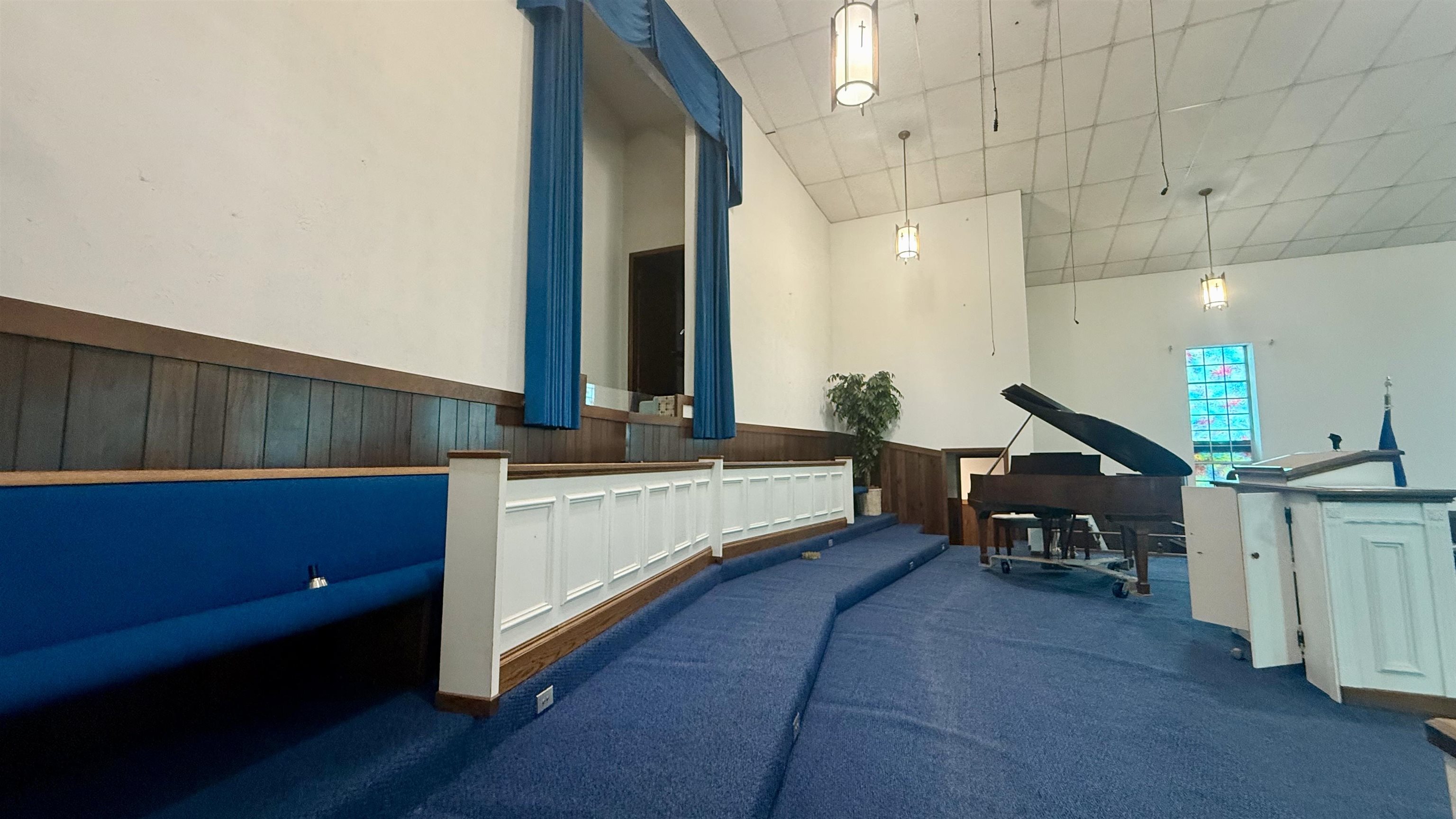 https://zimg.paragon.ice.com/ParagonImages/Property/PH/AABRKY/61098/3/0/0/4c18da9f80a9ccfb187d2706a0053023/0/e7448041aa41e3bac42cc90077127952/61098-1067acb2-9ba8-454f-959e-32ce898ae102.JPG