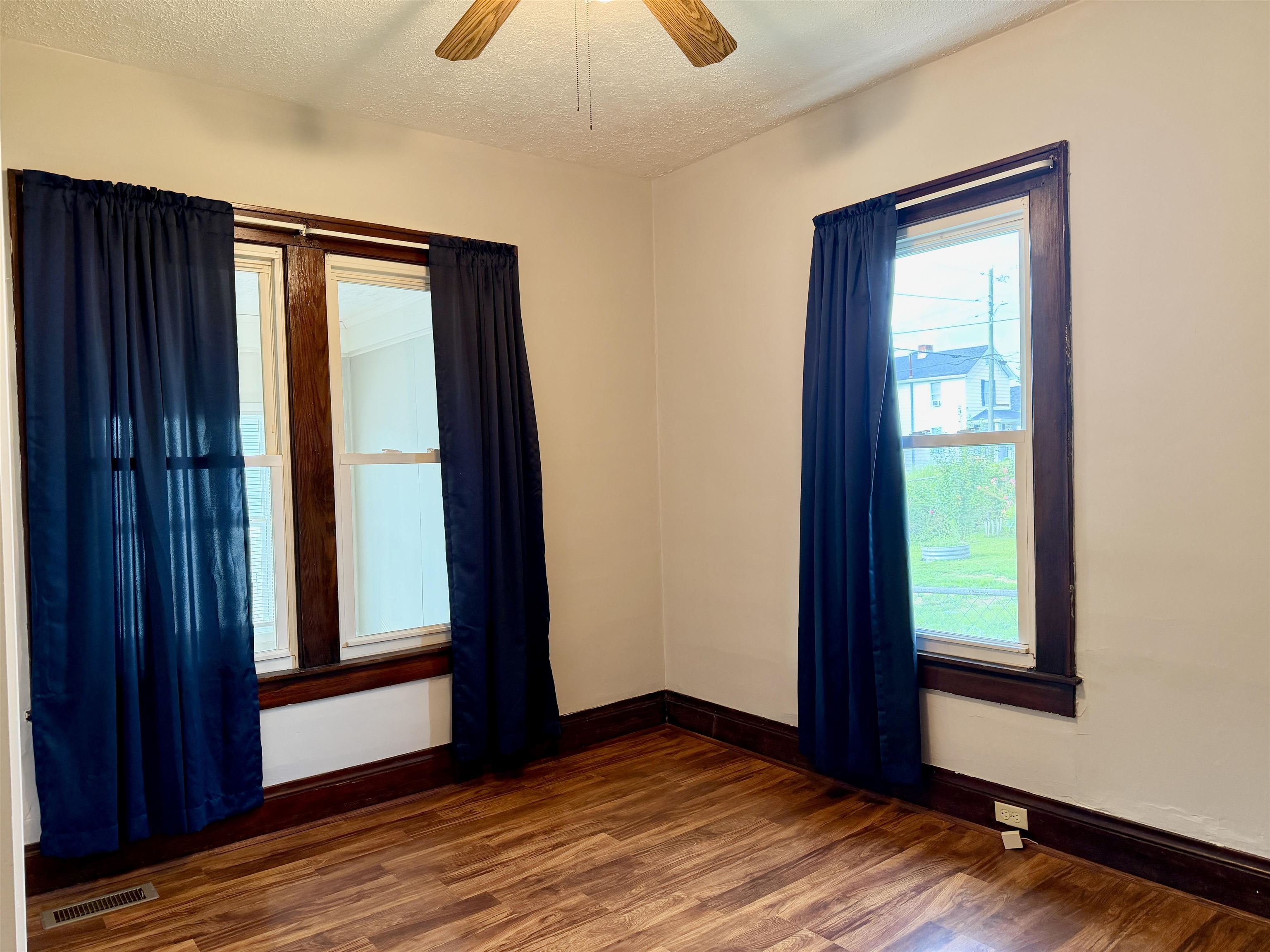 https://zimg.paragon.ice.com/ParagonImages/Property/PH/AABRKY/61105/11/0/0/e807802e732847420a3b7ac3720776b8/0/f841dae2768689e41e4ba1962abfa4ea/61105-4d6a6cf8-d865-4c11-8789-04452a840200.JPG