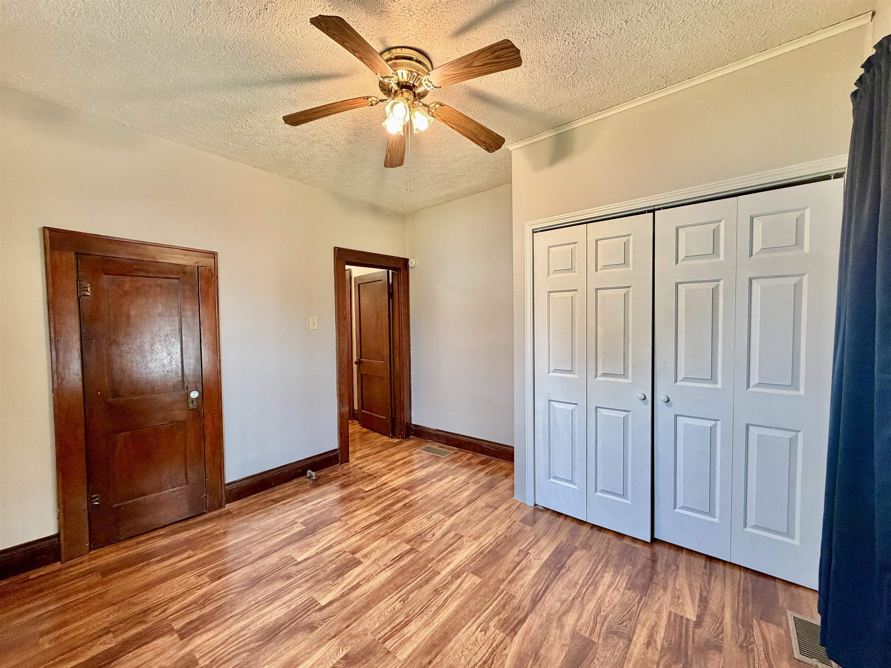 https://zimg.paragon.ice.com/ParagonImages/Property/PH/AABRKY/61105/12/0/0/4d89ed8f7a8f5cf2af1c602e190fb3c8/0/f841dae2768689e41e4ba1962abfa4ea/61105-b8a027e4-b2cd-4384-a93a-ba8d084a3393.JPG