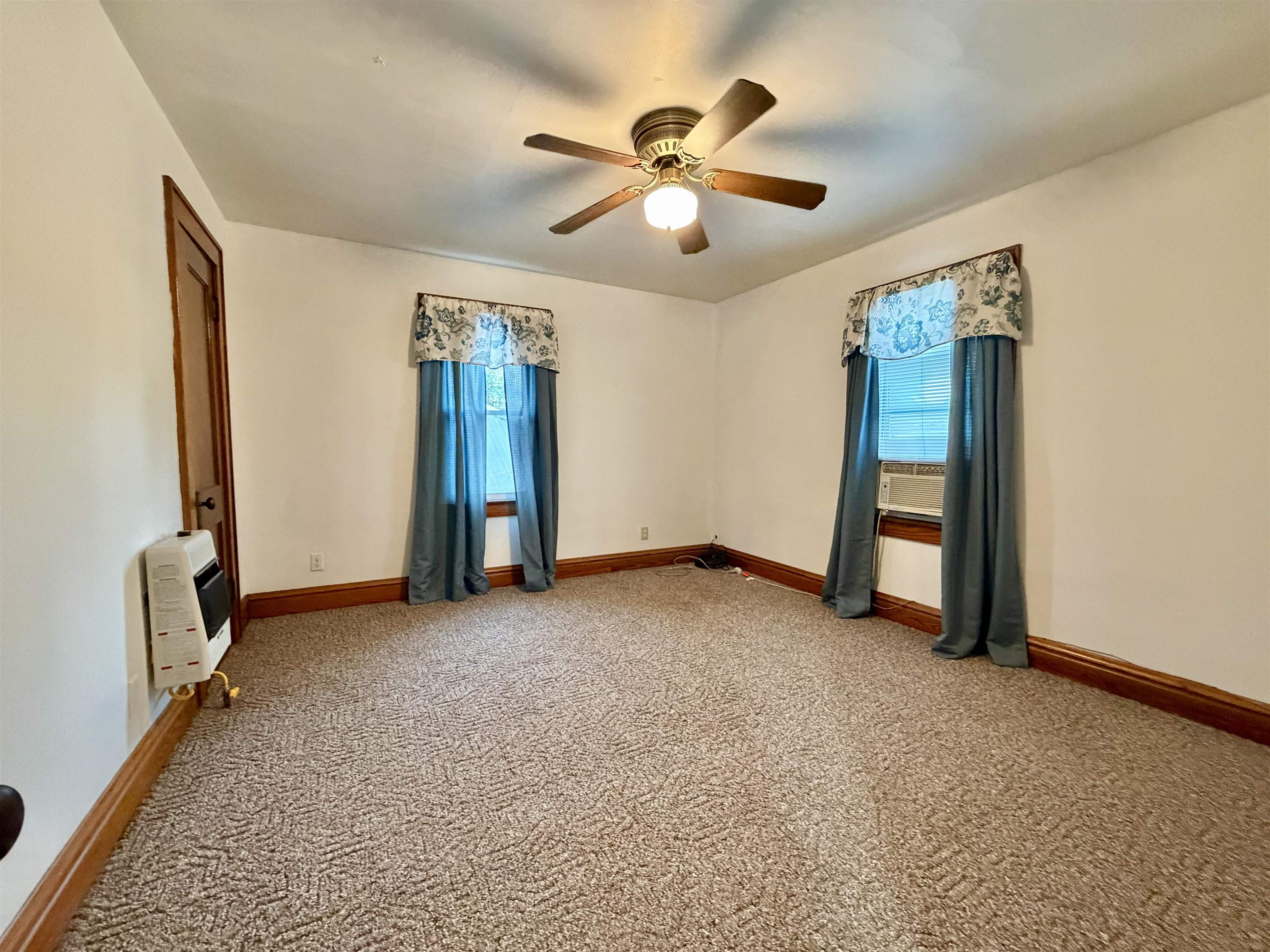 https://zimg.paragon.ice.com/ParagonImages/Property/PH/AABRKY/61106/11/0/0/d69d90f5a4f5f0b326fcb38b93ea228a/0/8e227fca68c8884c6855692c35ac7297/61106-24335b6e-d30d-4c7c-916d-74c03cd92dd6.JPG