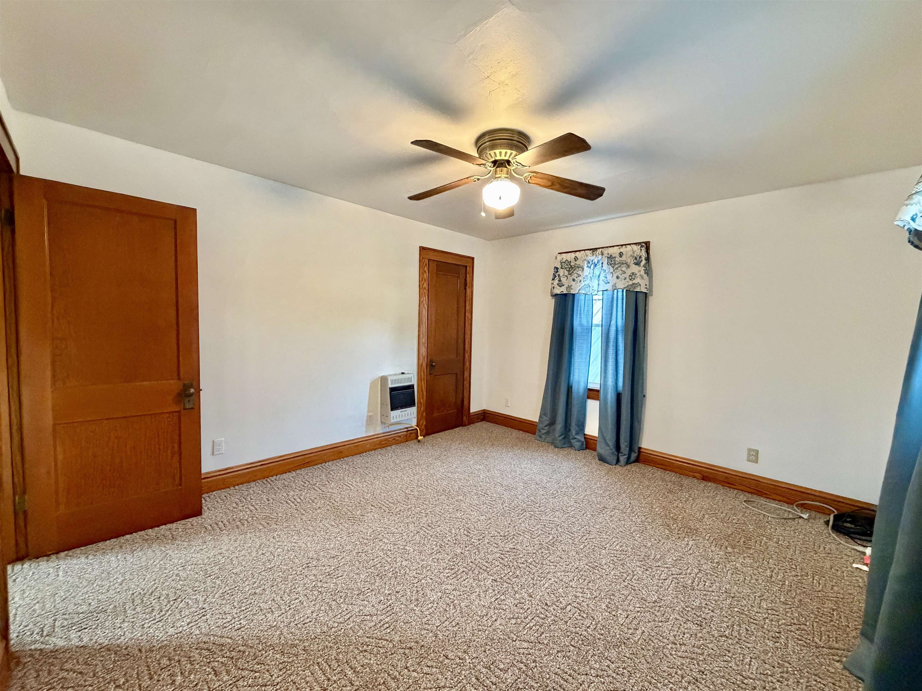 https://zimg.paragon.ice.com/ParagonImages/Property/PH/AABRKY/61106/12/0/0/80484f859d8028947be0b8f11371e036/0/8e227fca68c8884c6855692c35ac7297/61106-e5862e07-9173-46bb-af2a-edb6f7493325.JPG
