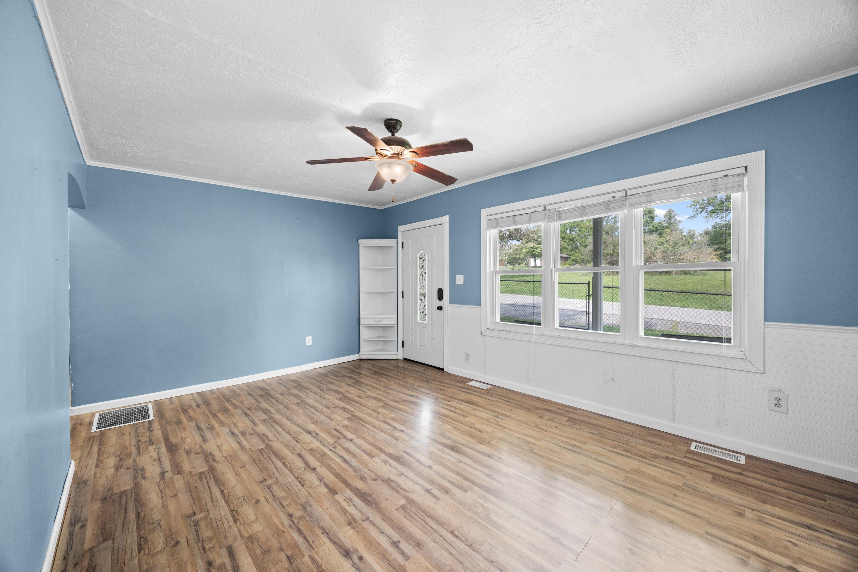 https://zimg.paragon.ice.com/ParagonImages/Property/PH/AABRKY/61107/4/0/0/60bccb9048de42e0b4d0a64a56205d7c/0/f00162b5d5dc2ac4d4853a2657fa8ebf/61107-cc72d115-d325-4e60-8504-64a7a30b3106.JPG