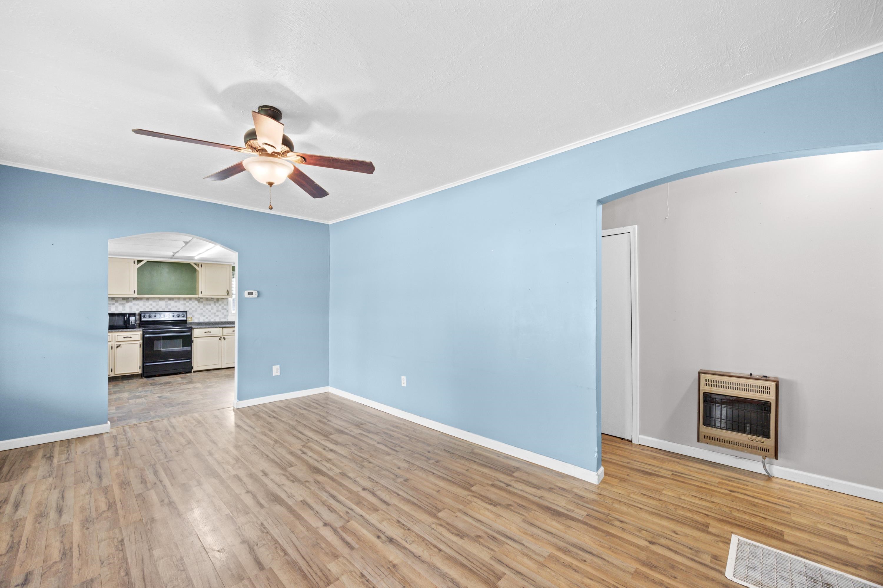 https://zimg.paragon.ice.com/ParagonImages/Property/PH/AABRKY/61107/5/0/0/d59fdc804fc9011e98542e7a8c00ba09/0/f00162b5d5dc2ac4d4853a2657fa8ebf/61107-f237307a-ef64-4eae-96c8-d0f3d4b3de95.JPG
