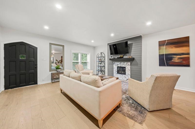 https://zimg.paragon.ice.com/ParagonImages/Property/PH/AABRKY/61109/4/0/0/0426b696b3975e541beecce7c92a8503/0/7cc396df8c13c6a21cb2641d39d9c946/61109-34b4ec36-9048-4596-b453-bb5cf6265395.JPG