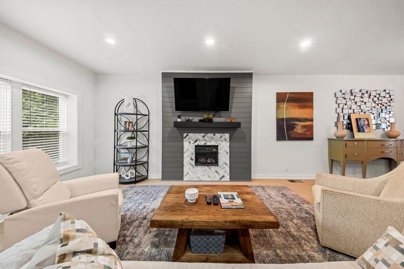 https://zimg.paragon.ice.com/ParagonImages/Property/PH/AABRKY/61109/6/0/0/5bf64c8accd14ac4032a844393972383/0/7cc396df8c13c6a21cb2641d39d9c946/61109-081d9083-3e7a-45d9-9c2b-8ea52a94d5ab.JPG