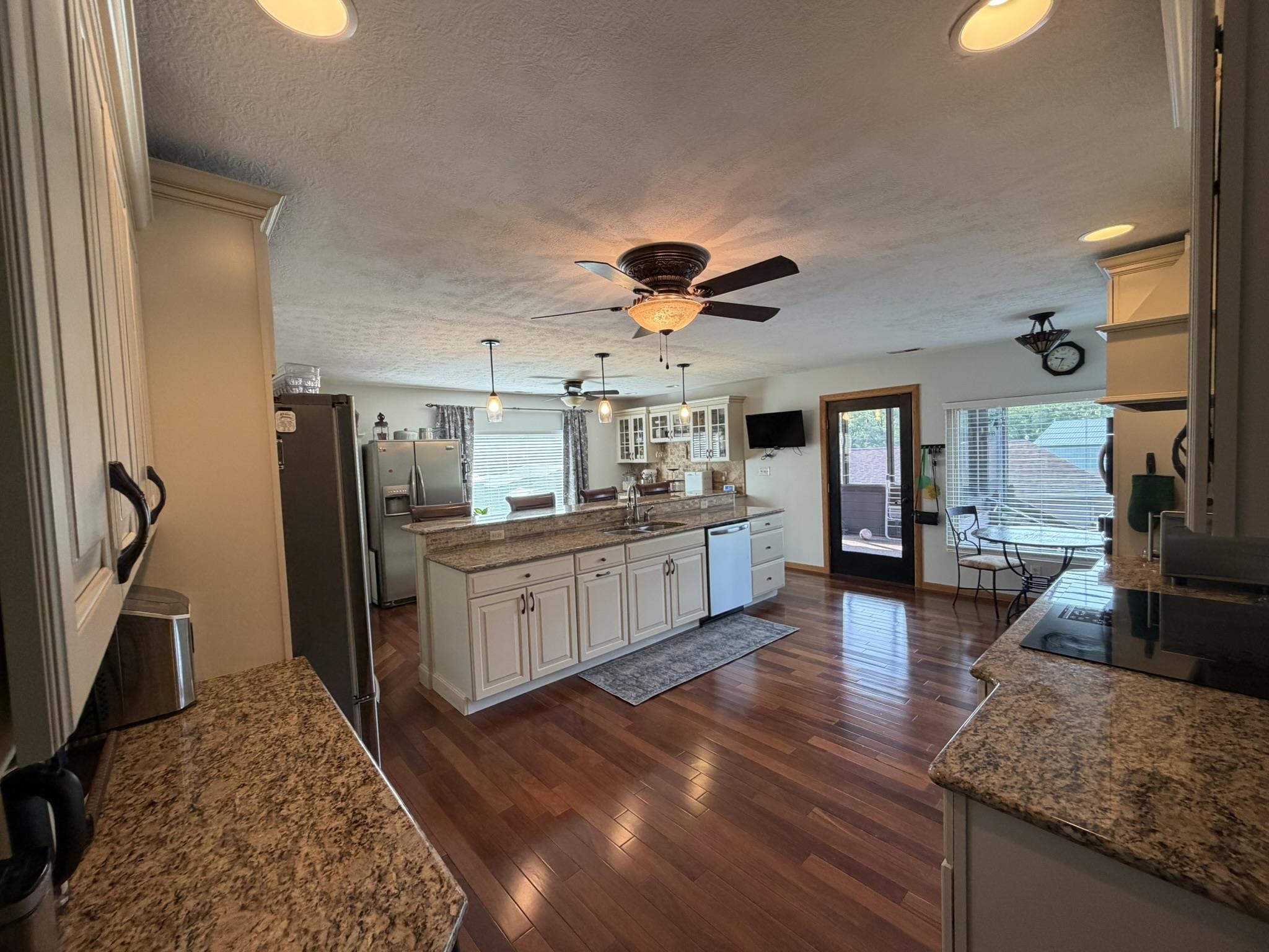 https://zimg.paragon.ice.com/ParagonImages/Property/PH/AABRKY/61110/7/0/0/bf2cd16b66db298eb149c53efab3bce9/0/3a5c71b4e147e059b7a0614d1aa578ea/61110-fbc6cb56-5ded-4bbc-89bf-ea8906afb030.JPG