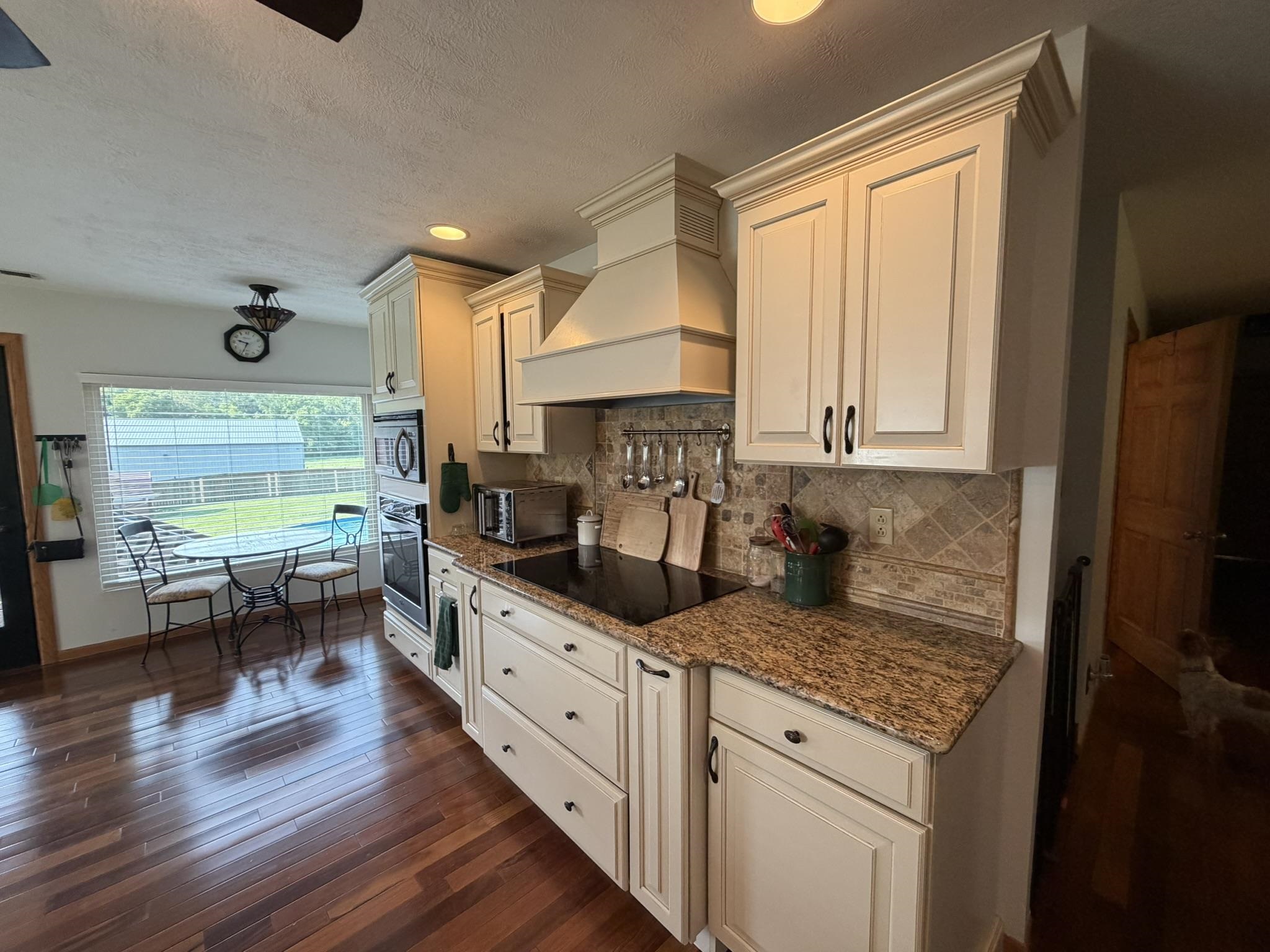 https://zimg.paragon.ice.com/ParagonImages/Property/PH/AABRKY/61110/8/0/0/f3c2c3d797267668b2fe0eb1b2252879/0/3a5c71b4e147e059b7a0614d1aa578ea/61110-f416eca1-b7b2-4991-a22b-f89c946877fc.JPG