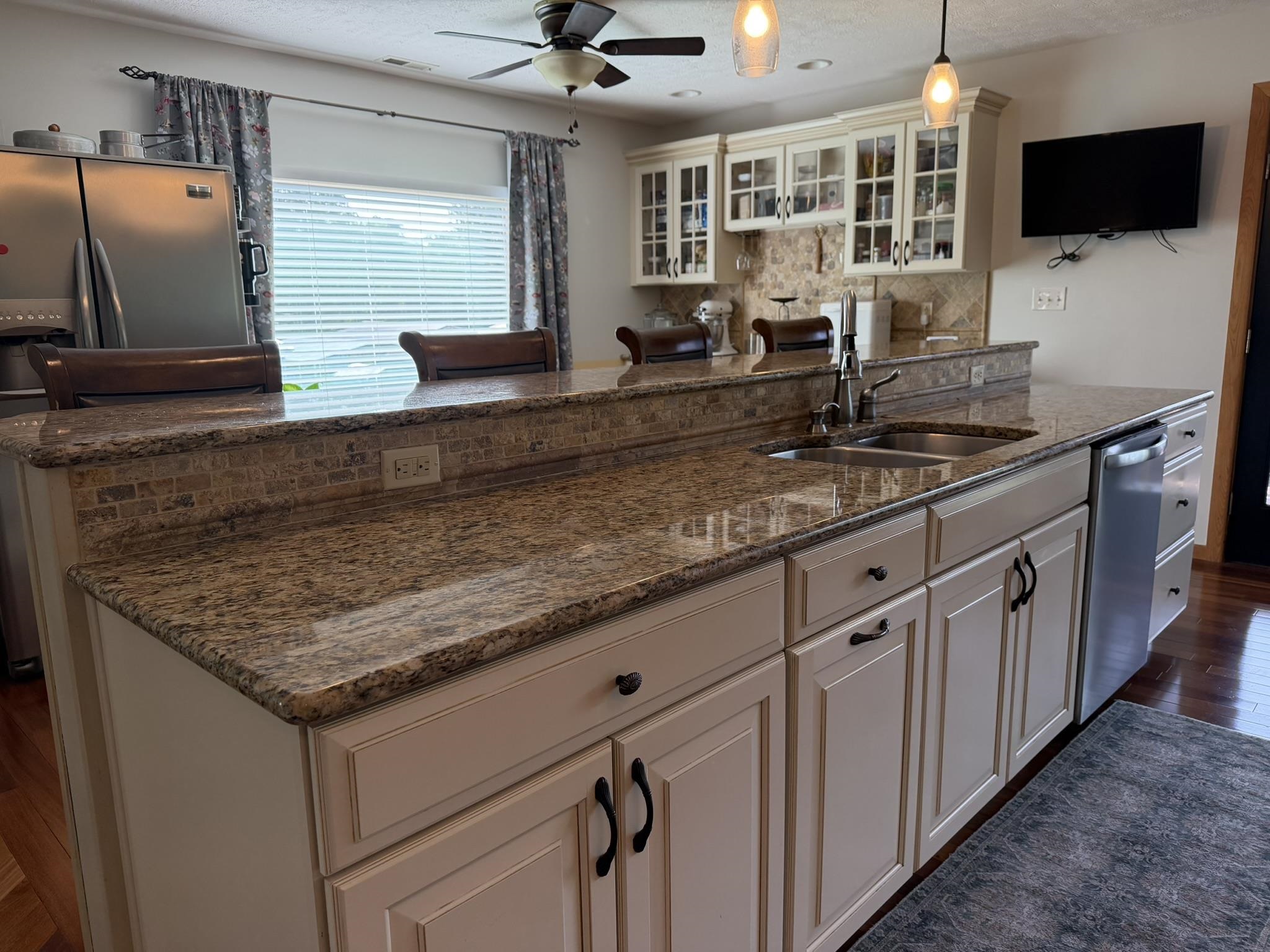 https://zimg.paragon.ice.com/ParagonImages/Property/PH/AABRKY/61110/9/0/0/8adf2f6e851f978478c56bc2d956ca61/0/3a5c71b4e147e059b7a0614d1aa578ea/61110-acdcc42b-1fb3-453c-8c86-a0a365a24534.JPG