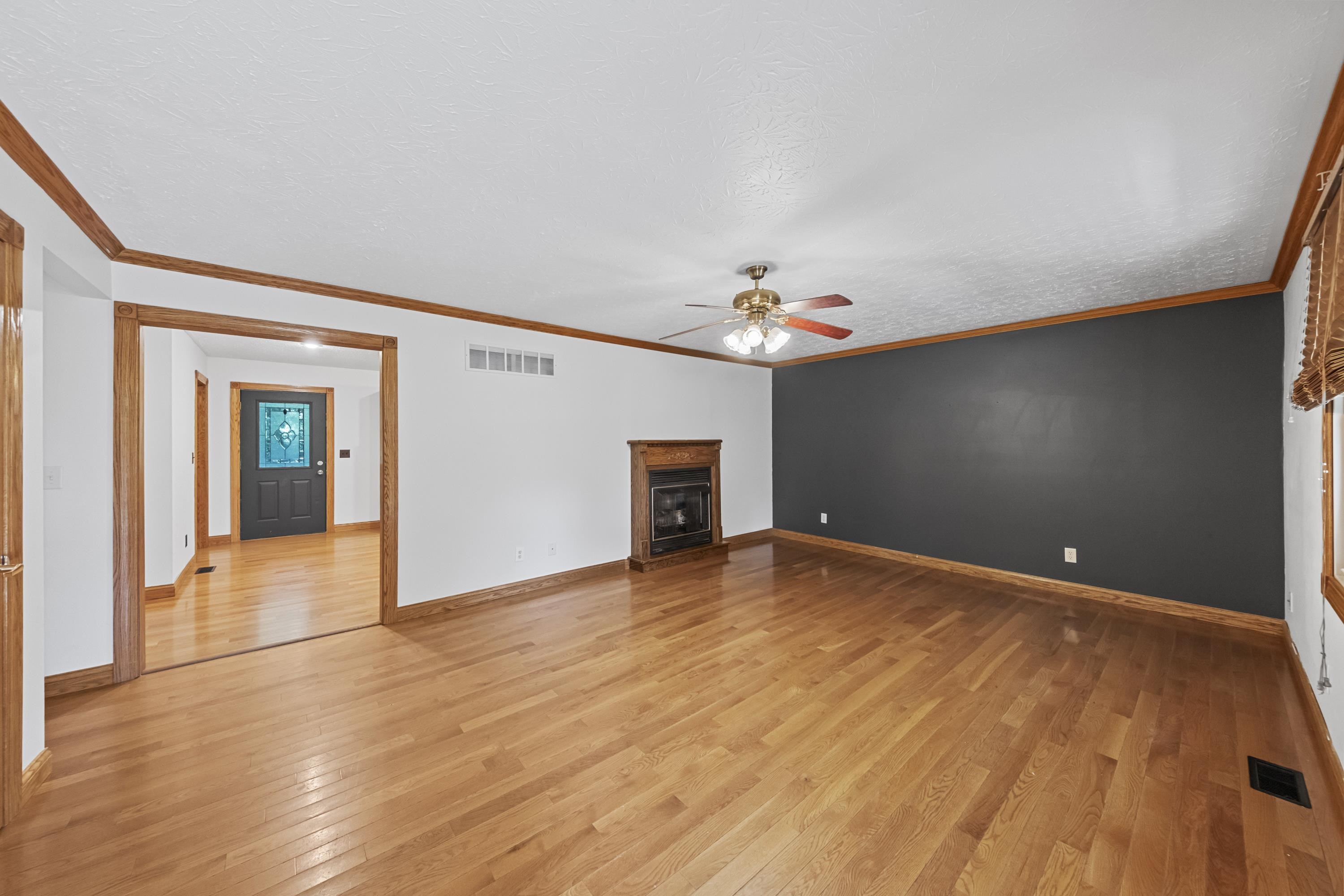 https://zimg.paragon.ice.com/ParagonImages/Property/PH/AABRKY/61127/13/0/0/0ec51fe657c2e63de7cb92349fdd63be/0/674d8786004f73b5516639d81c25beb9/61127-b193093b-10c7-4607-83ba-b4c19b1ed5c6.JPG