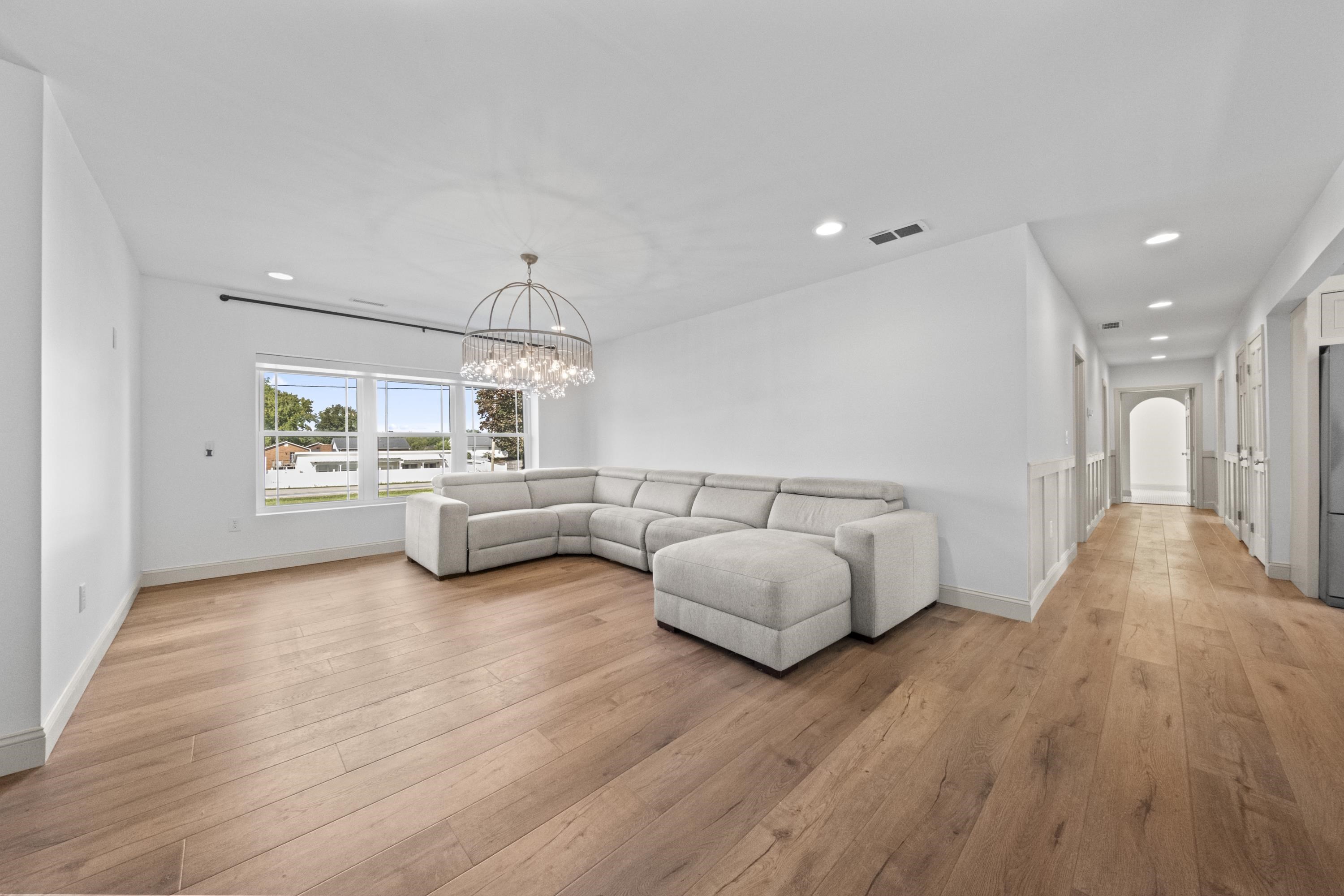 https://zimg.paragon.ice.com/ParagonImages/Property/PH/AABRKY/61128/7/0/0/32e38a869f9c20357688be82ce295596/0/32192b16232ce21104f4b5c9a6a61b17/61128-44daa47b-b0ee-4321-a314-766b0064caba.JPG