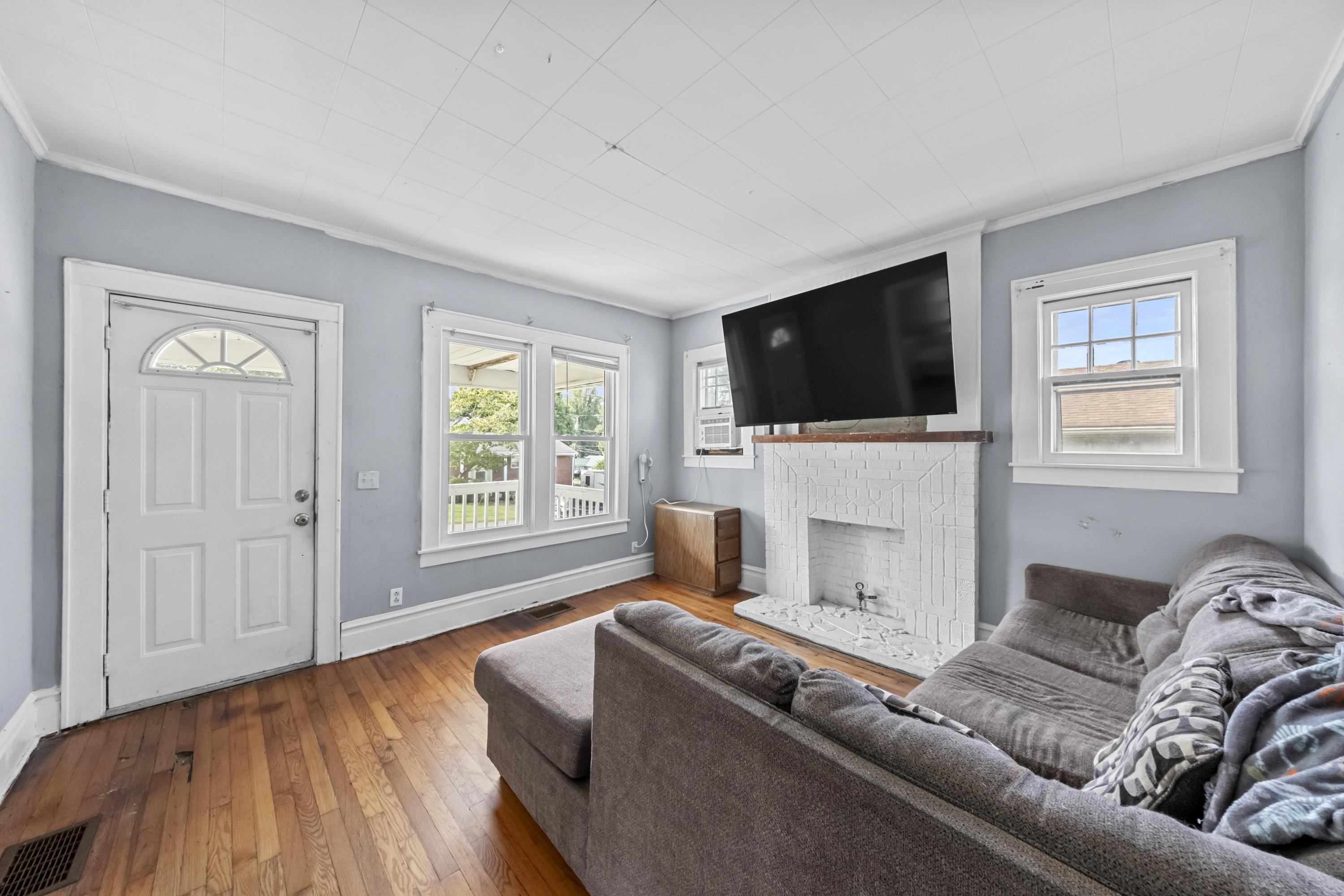 https://zimg.paragon.ice.com/ParagonImages/Property/PH/AABRKY/61131/2/0/0/769575b1593116289a2039cd65ec477f/0/992fcc7e47d738173531ac7889397c00/61131-abe37d1b-26ec-4d0e-bacc-e11121924849.JPG