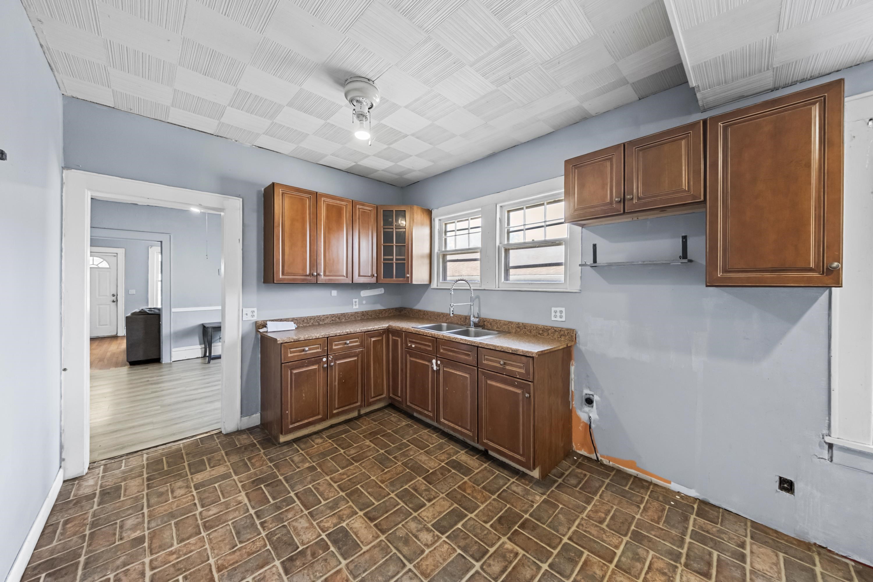https://zimg.paragon.ice.com/ParagonImages/Property/PH/AABRKY/61131/6/0/0/630a2befe66d46ca1b1818415eb4ebd3/0/992fcc7e47d738173531ac7889397c00/61131-224cc0a4-ea1d-43db-afd9-bf02b1aa8fb3.JPG
