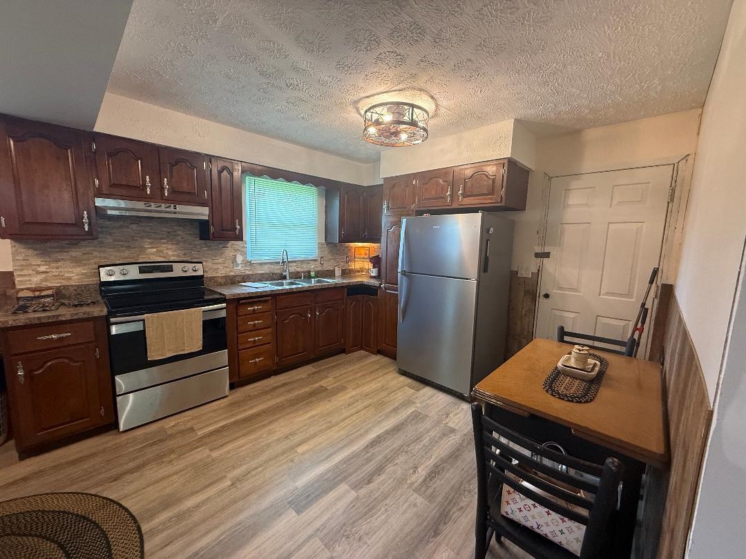 https://zimg.paragon.ice.com/ParagonImages/Property/PH/AABRKY/61143/12/0/0/a6f5b0116c04380402b621abf9951f84/0/74753ec1f3adb392b60ed5f3fd11d79e/61143-ce579fda-55b8-47ef-a655-58490de28c19.JPG