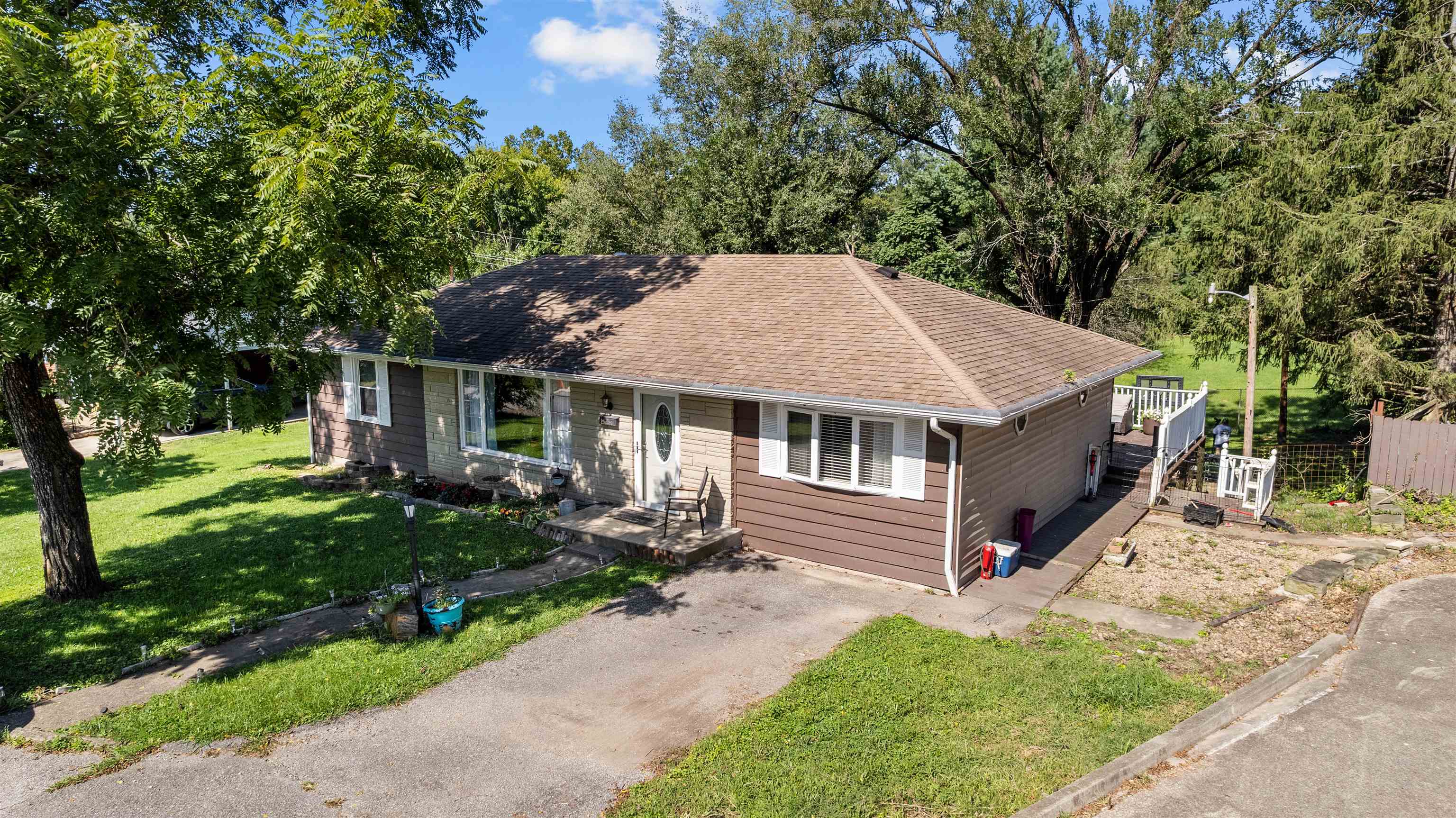 https://zimg.paragon.ice.com/ParagonImages/Property/PH/AABRKY/61151/3/0/0/95dda11e118f456d65acfd84d9e072f0/0/b4dfb8eec0d46ac9292f393426ba4166/61151-0a94f644-4417-4686-b449-28bad160f69d.JPG