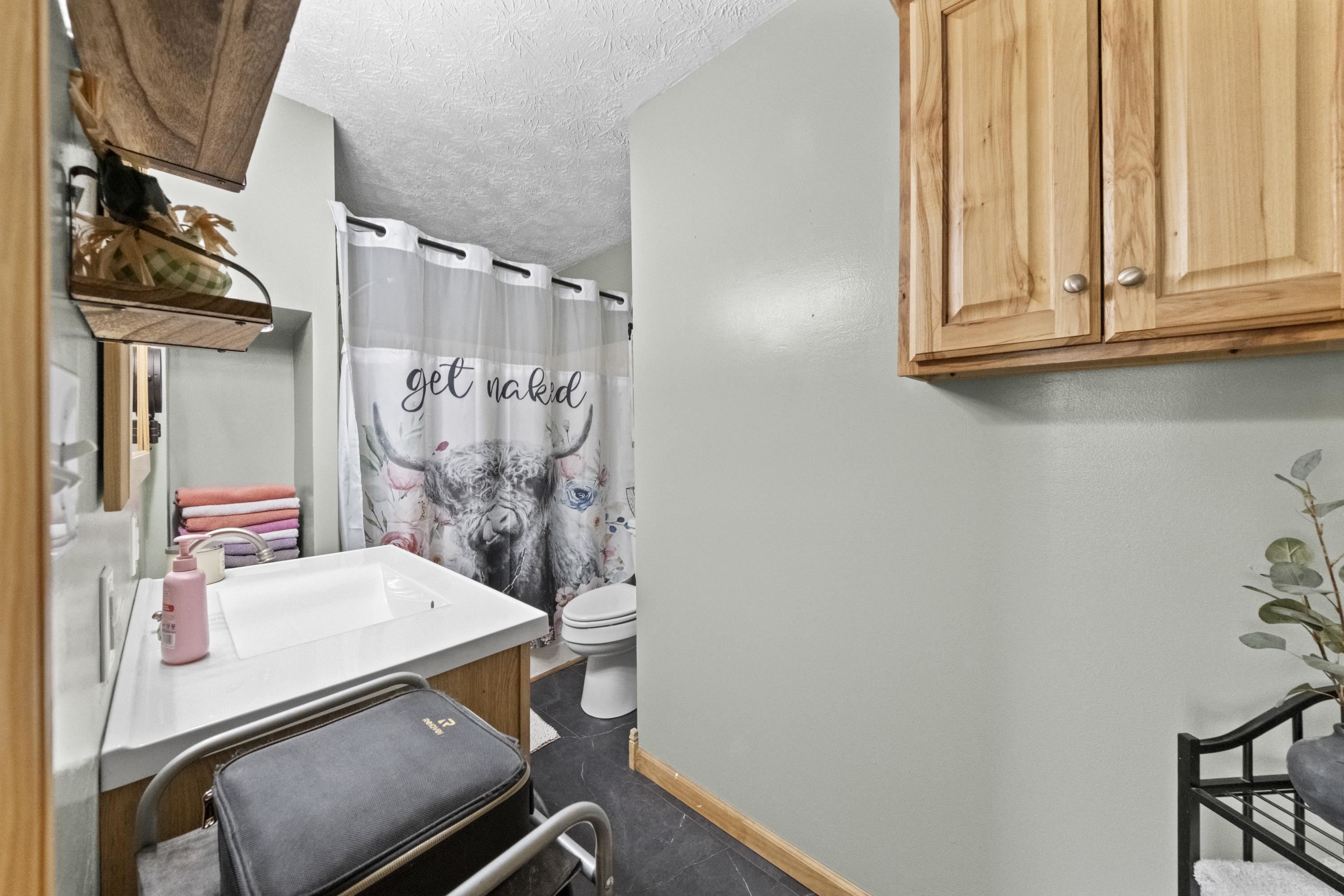 https://zimg.paragon.ice.com/ParagonImages/Property/PH/AABRKY/61164/11/0/0/5a53066f7c1978a5a76a3ff665bf4133/0/ae3085f5f5ad99a39cb77df75d91c3cd/61164-b8879aad-b192-49e0-8992-5c36b57da8a1.JPG