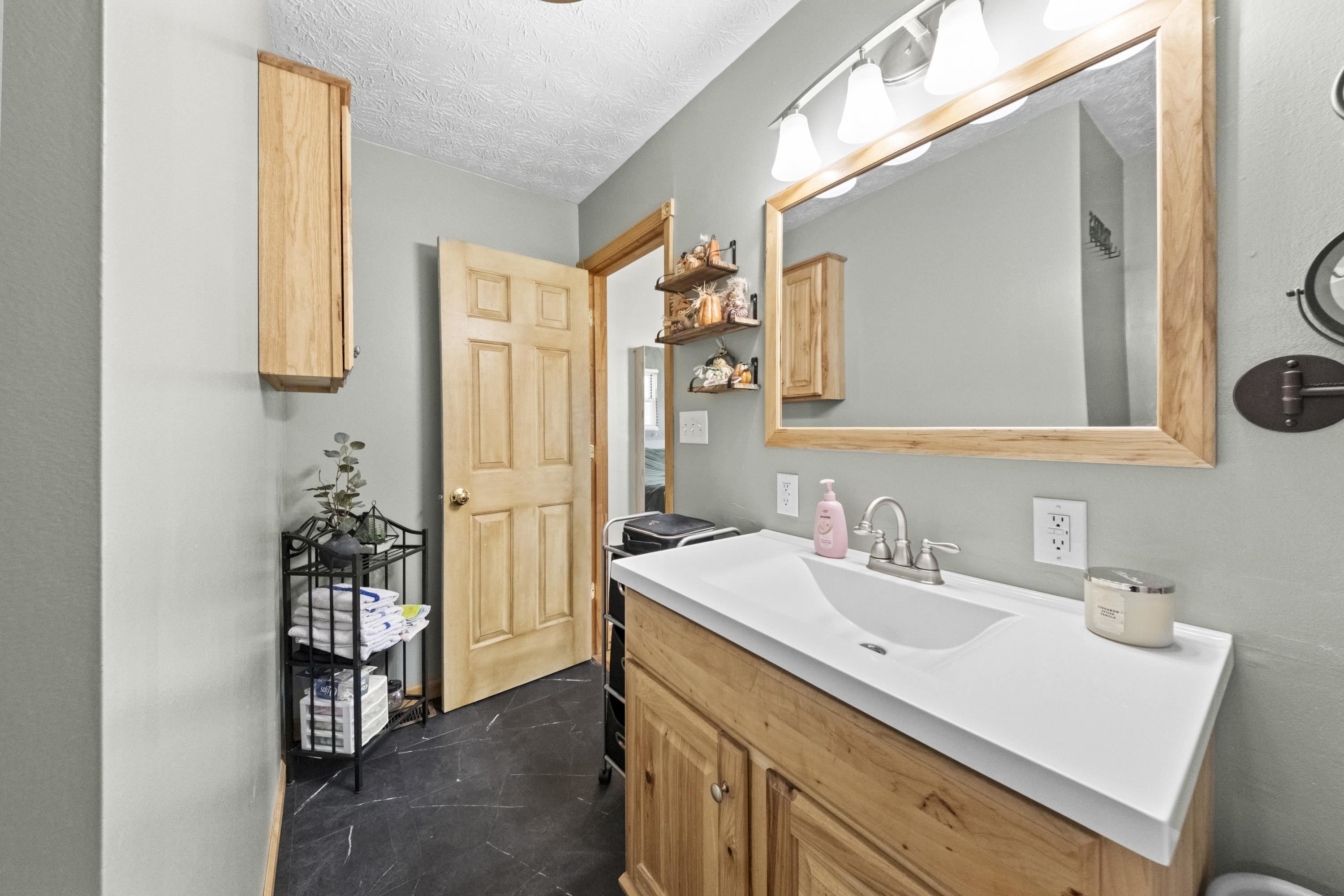 https://zimg.paragon.ice.com/ParagonImages/Property/PH/AABRKY/61164/13/0/0/c7b530e009f431caa4e420e5d1479b23/0/ae3085f5f5ad99a39cb77df75d91c3cd/61164-099fec9a-94c2-4831-9ed0-5c0773fbcc30.JPG