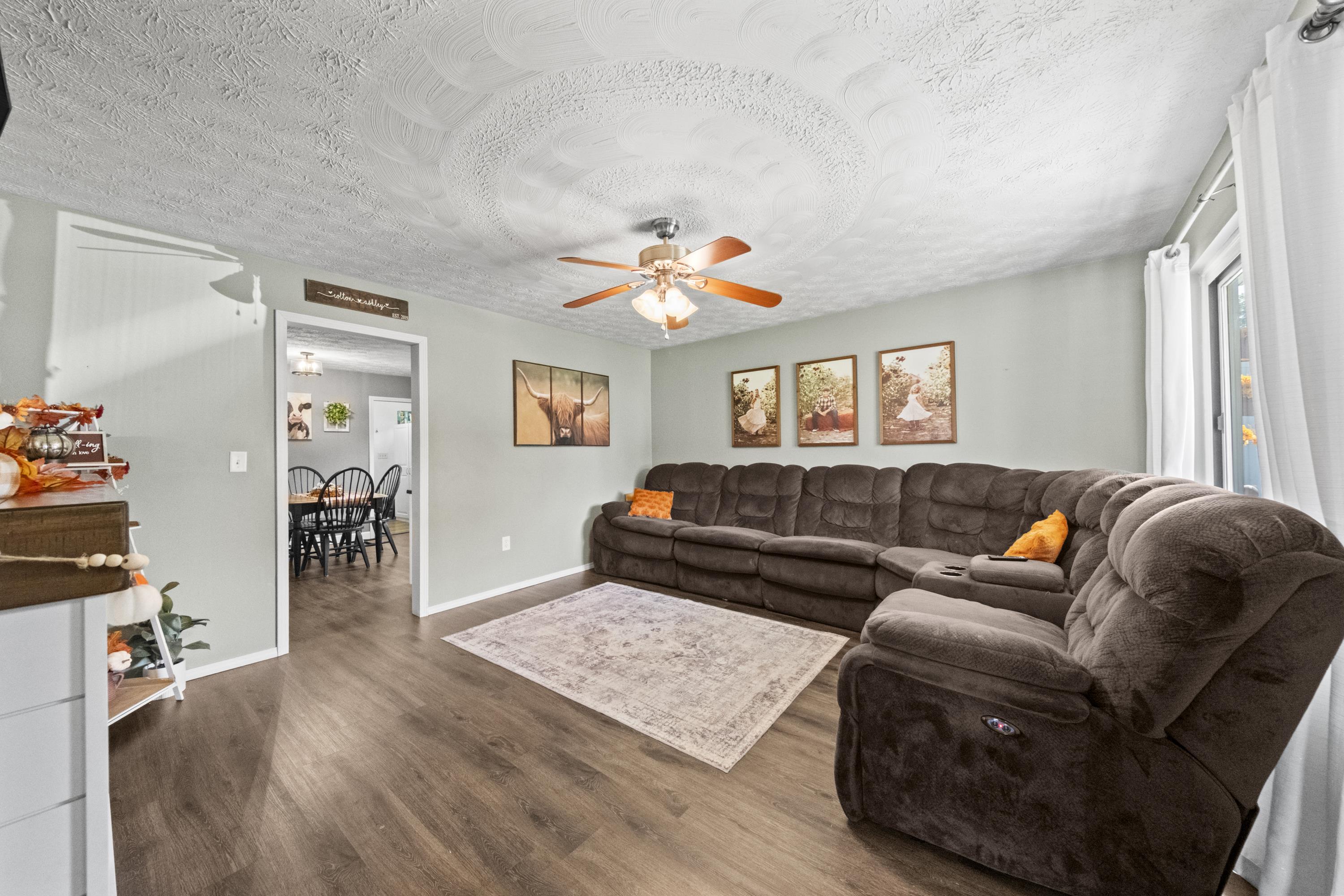 https://zimg.paragon.ice.com/ParagonImages/Property/PH/AABRKY/61164/4/0/0/9f86a0b2adef4173afc4f9af283e82fc/0/ae3085f5f5ad99a39cb77df75d91c3cd/61164-c68fecc4-e47b-4d15-a1ab-3aae2d08de75.JPG
