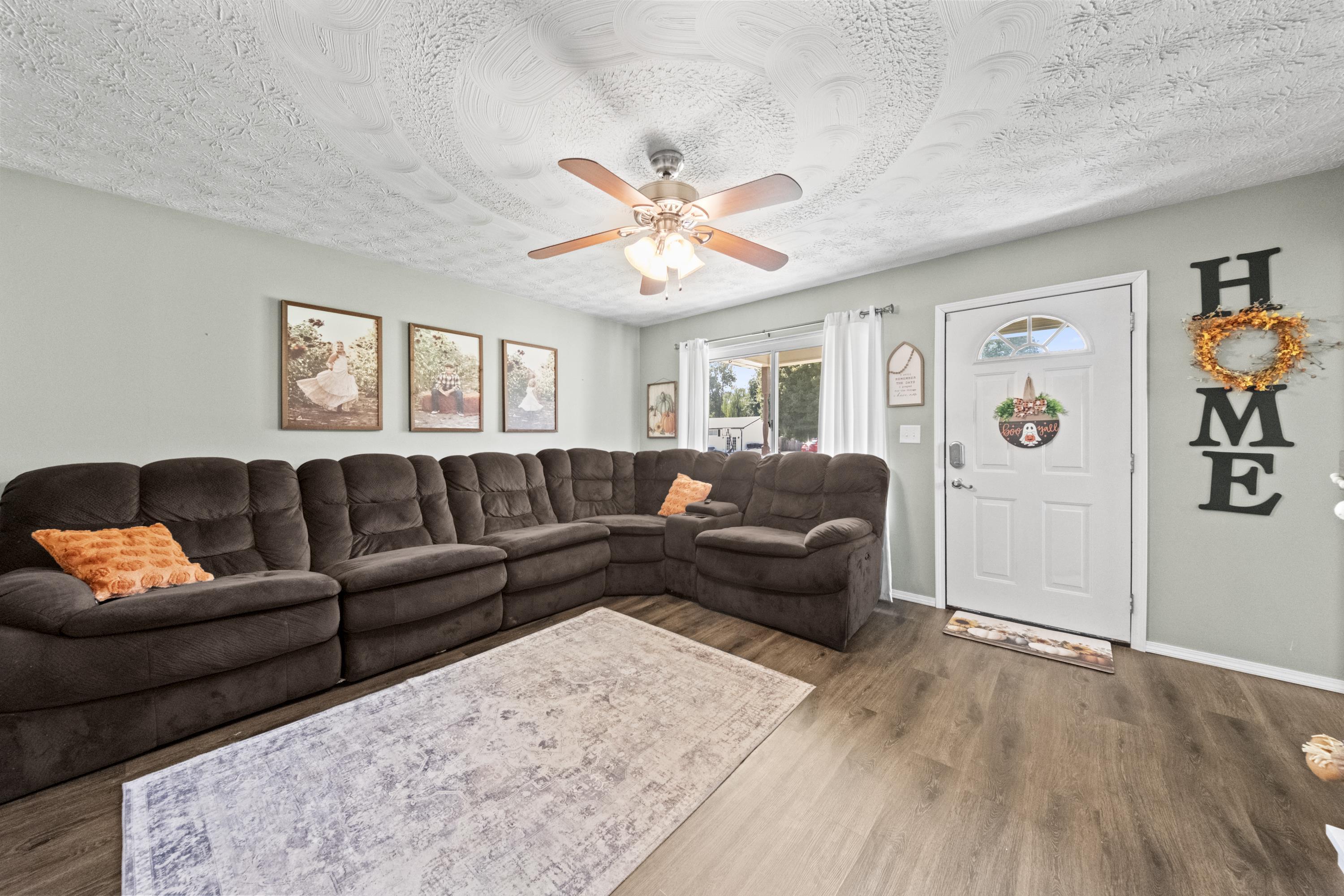 https://zimg.paragon.ice.com/ParagonImages/Property/PH/AABRKY/61164/5/0/0/0d99e02db6f1c211445fecc23b4c2424/0/ae3085f5f5ad99a39cb77df75d91c3cd/61164-40d3269a-781d-40f2-a271-4653a5adbd10.JPG