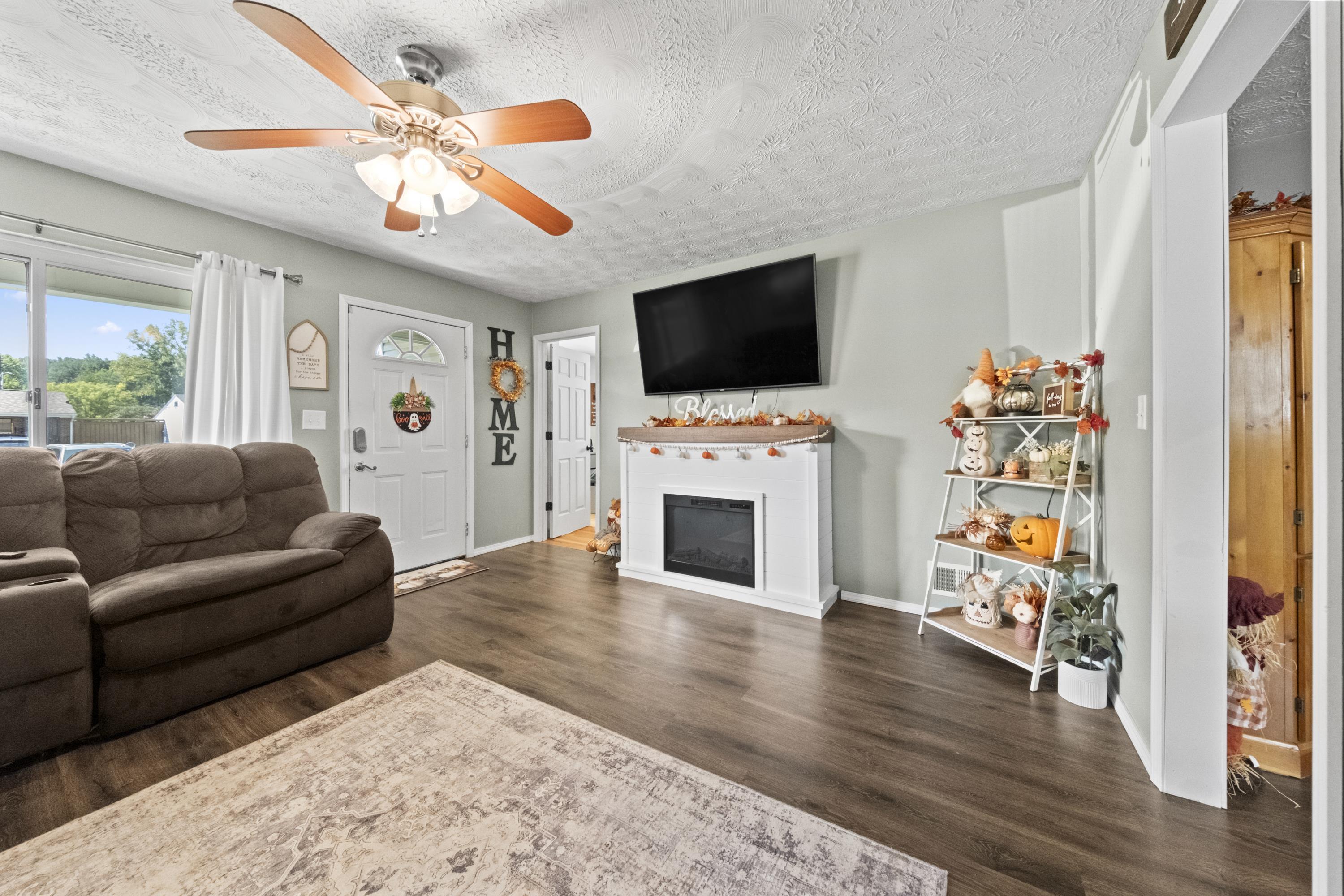 https://zimg.paragon.ice.com/ParagonImages/Property/PH/AABRKY/61164/6/0/0/7731422563f21ff60207b36aefba1221/0/ae3085f5f5ad99a39cb77df75d91c3cd/61164-698aeb5d-f30d-4135-9b4d-1cde44150418.JPG