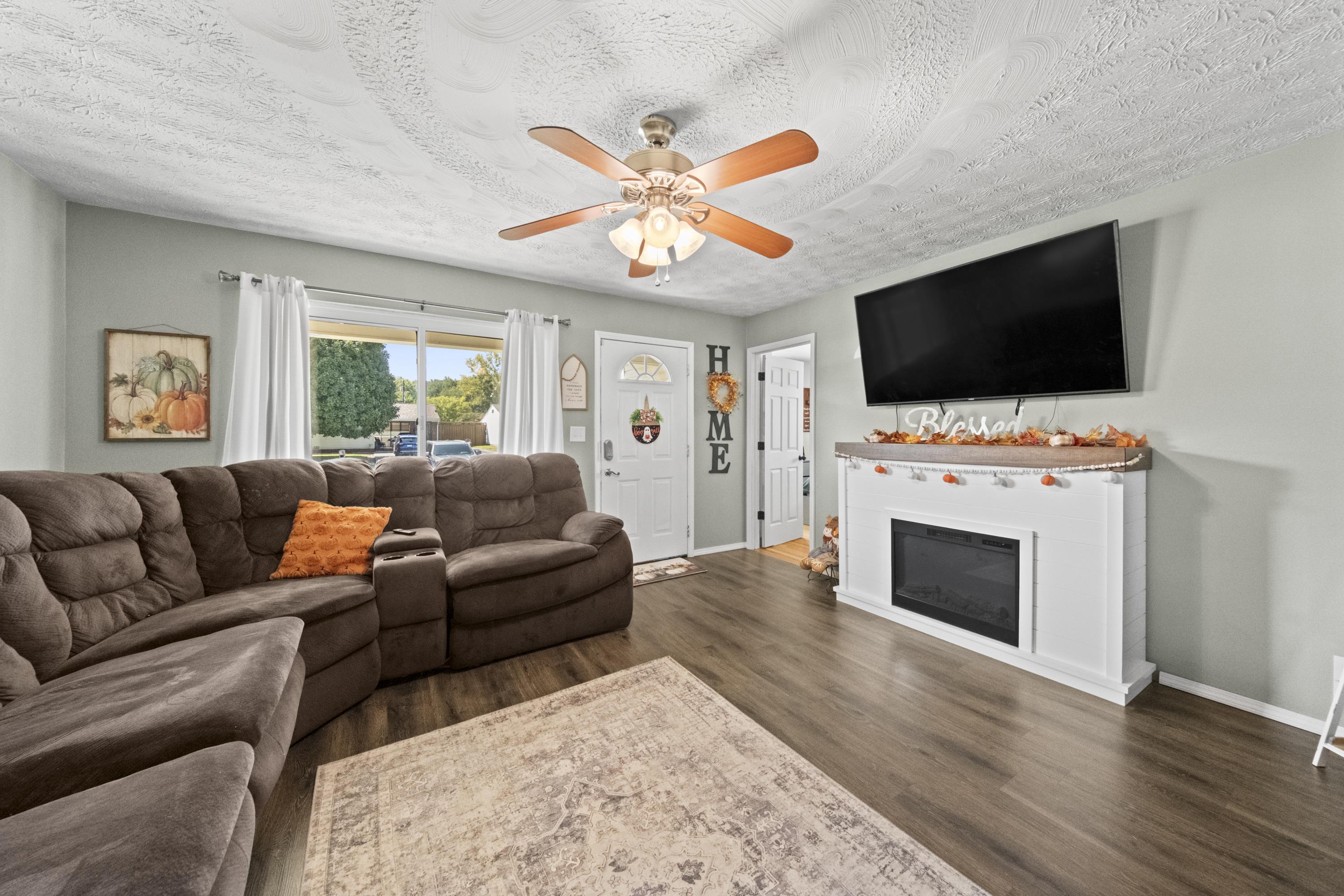 https://zimg.paragon.ice.com/ParagonImages/Property/PH/AABRKY/61164/7/0/0/3f6203728dd5e9a76a205586b22ef640/0/ae3085f5f5ad99a39cb77df75d91c3cd/61164-0675fd9a-8958-44d7-b4dd-13c9cd700842.JPG