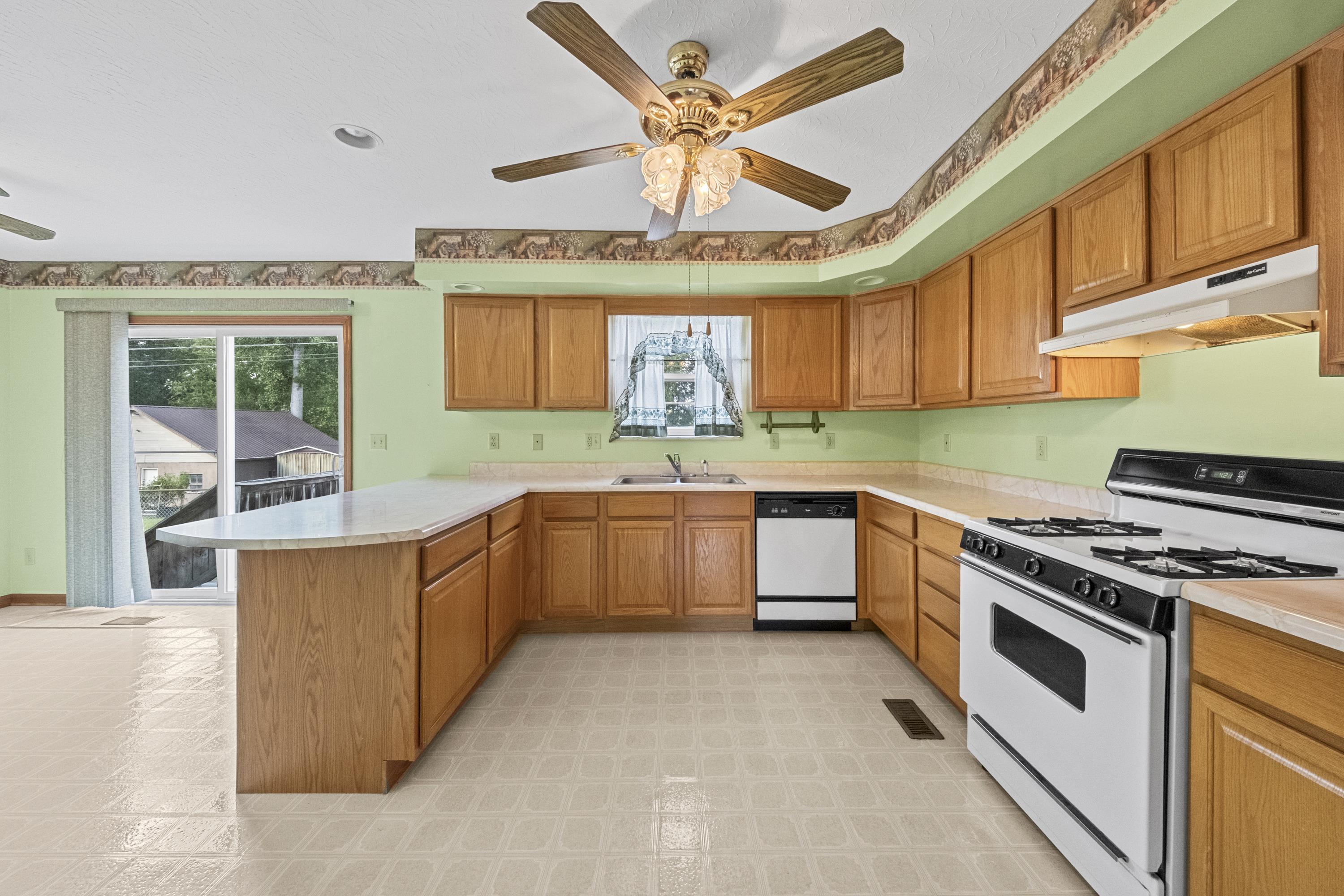 https://zimg.paragon.ice.com/ParagonImages/Property/PH/AABRKY/61165/10/0/0/cbe00a4f160599cbc8eb33c98a245147/0/8435118225cc3e26f0e01fd5e31cbd7a/61165-da92319c-7122-4e60-bc36-1f8b4b31703d.JPG