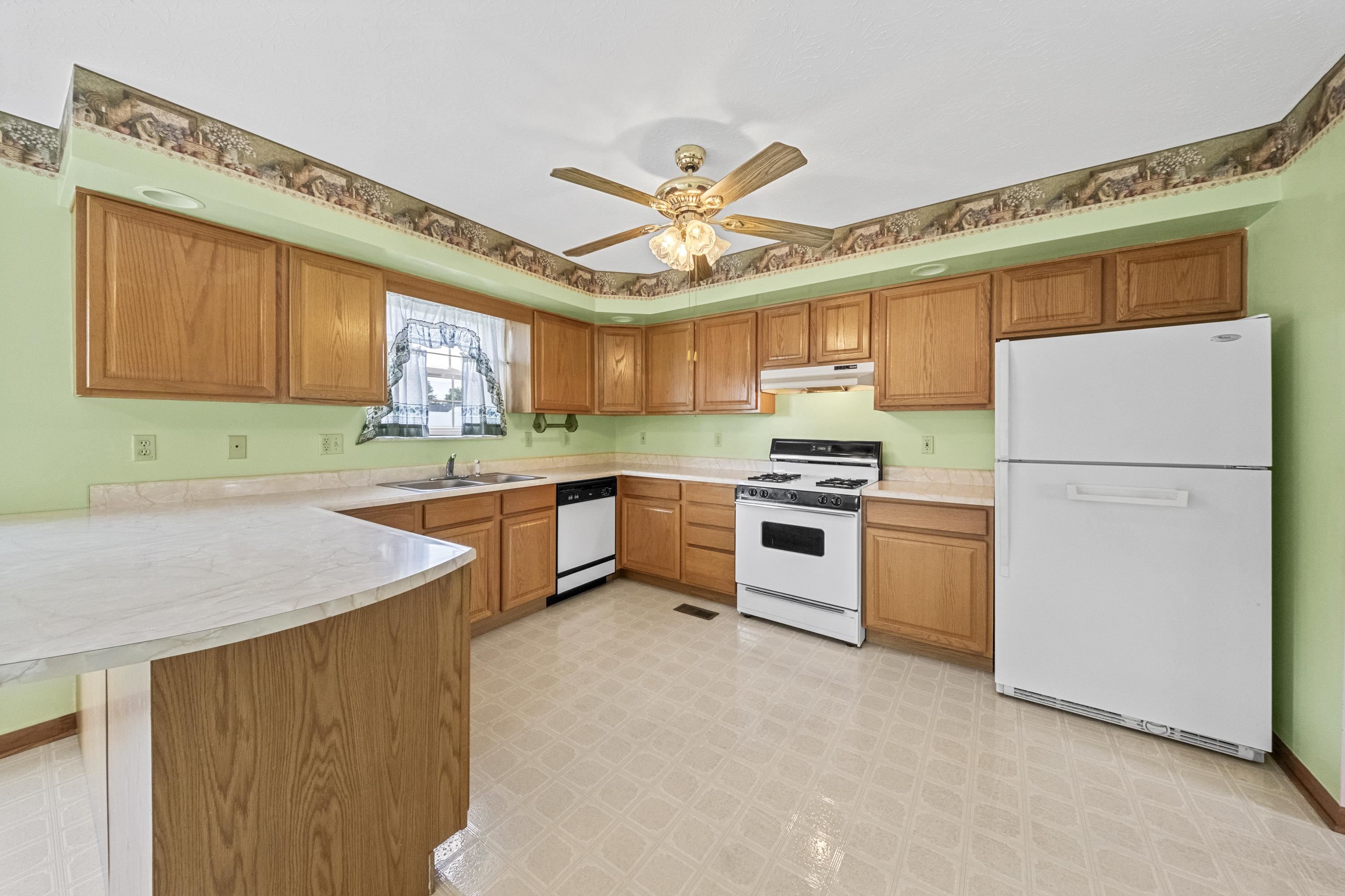 https://zimg.paragon.ice.com/ParagonImages/Property/PH/AABRKY/61165/9/0/0/d12f005cab8dd26997324b853c1f16a2/0/8435118225cc3e26f0e01fd5e31cbd7a/61165-bf5e3cca-d9ac-459d-91e4-a409aa8324ed.JPG