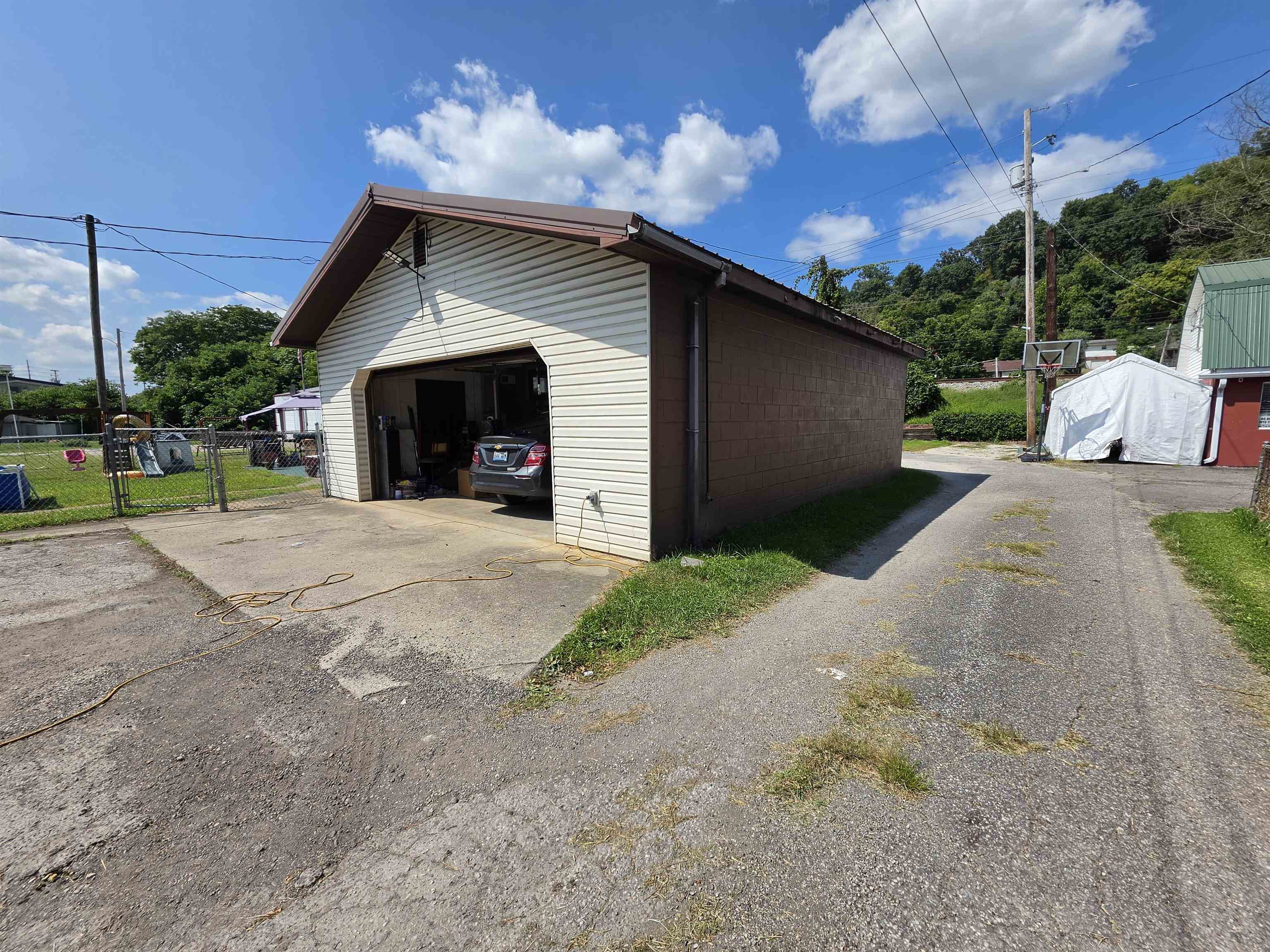 https://zimg.paragon.ice.com/ParagonImages/Property/PH/AABRKY/61166/3/0/0/a7f8e2d67803d408f5632a05f78c2b3b/0/c663d1f6cd42e5652692a61cb3cd8d4d/61166-7923d852-3553-4416-ae04-f3e979654bc5.JPG