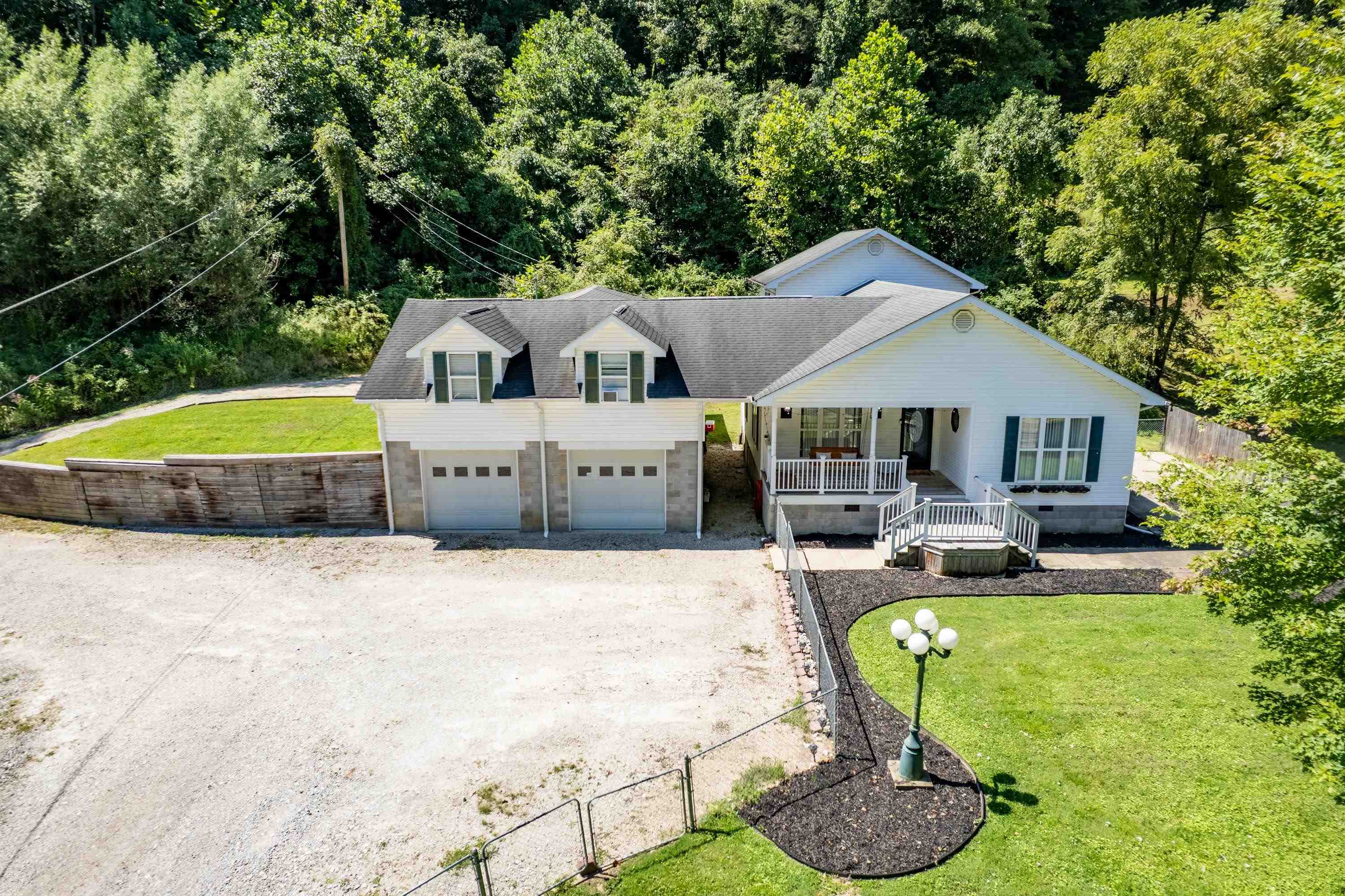 https://zimg.paragon.ice.com/ParagonImages/Property/PH/AABRKY/61170/1/0/0/4c634b72125f956c7b03c3133e984a9a/0/82413389ab229c1cf19968d7fead61b0/61170-90d03b78-9217-47c4-86e7-466a349f9c2b.JPG