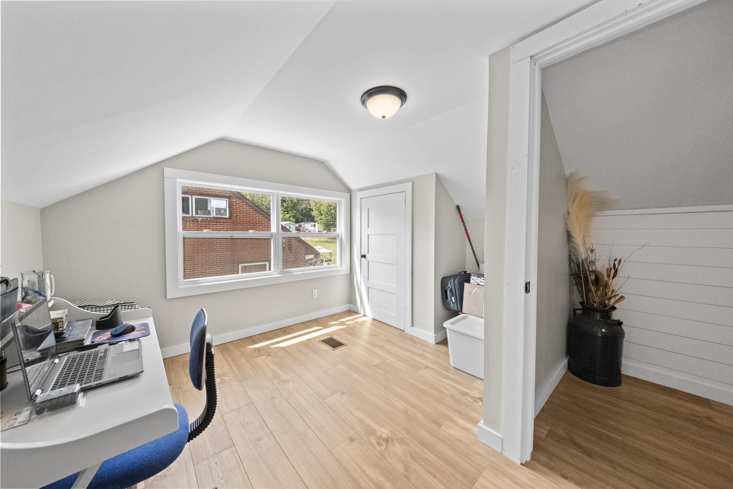 https://zimg.paragon.ice.com/ParagonImages/Property/PH/AABRKY/61175/11/0/0/e8a1ff9e5e997abf461ea7d557384f46/0/2046832f9372a340d292a152dd6cfba0/61175-7fb4a668-876f-4c4e-9c0c-77f503322453.JPG
