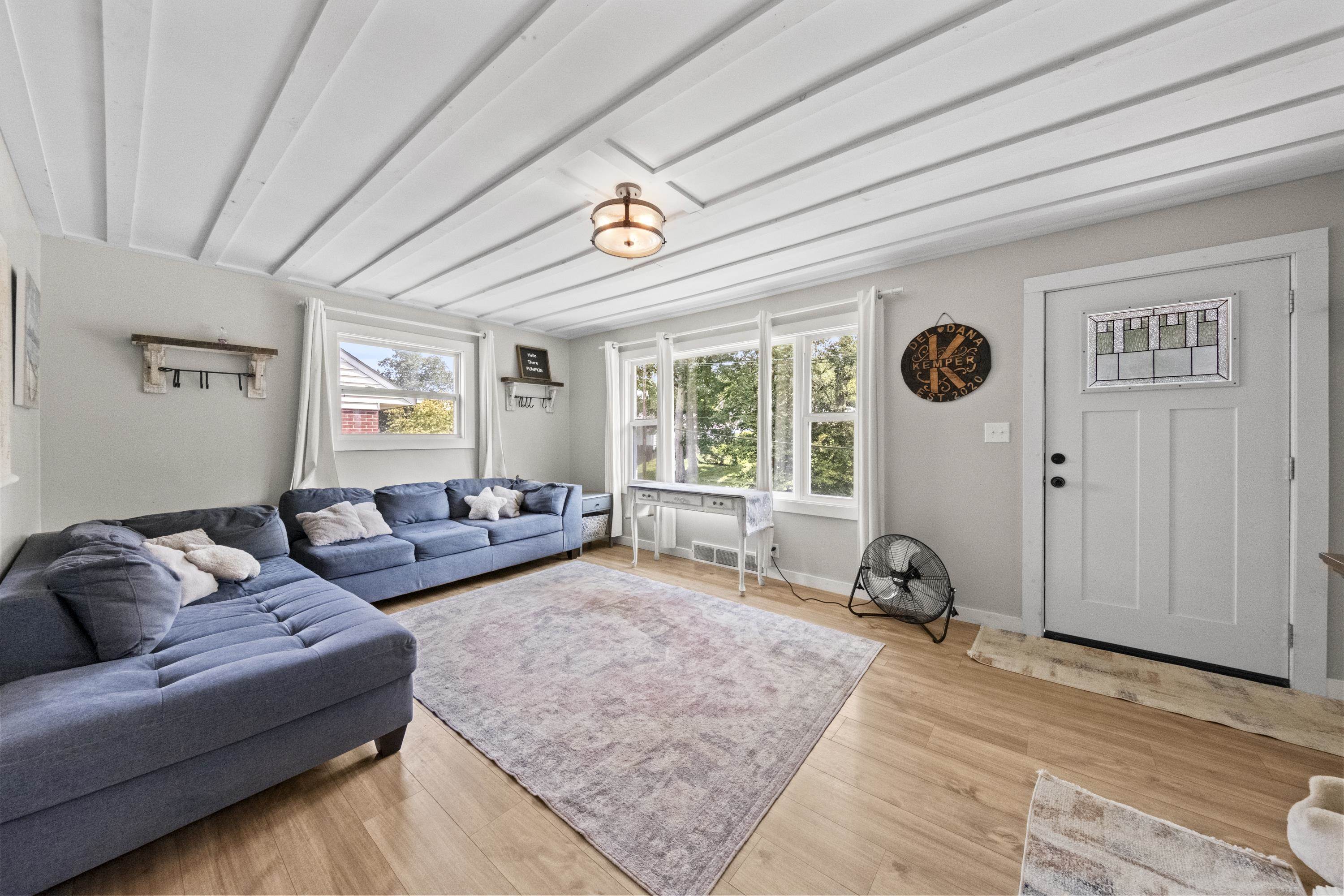 https://zimg.paragon.ice.com/ParagonImages/Property/PH/AABRKY/61175/5/0/0/88a93be2a375d2575fc9fa703219026e/0/2046832f9372a340d292a152dd6cfba0/61175-abcde06a-1319-437b-8896-c892e9d5a0f6.JPG