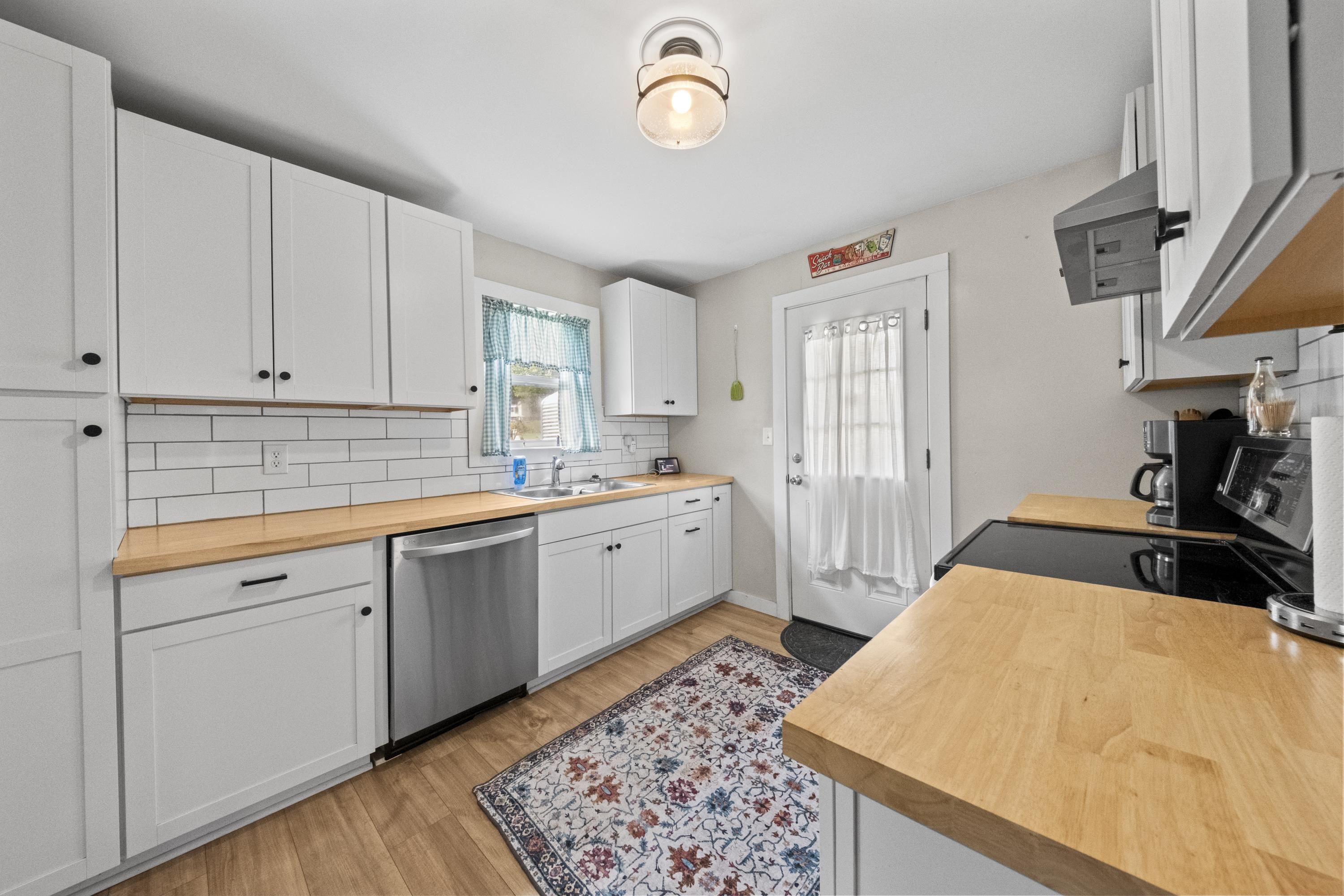 https://zimg.paragon.ice.com/ParagonImages/Property/PH/AABRKY/61175/7/0/0/13fe0a3e5a577d8e19d0ccc6d55931ef/0/2046832f9372a340d292a152dd6cfba0/61175-c469f991-a884-45ad-bca2-9b475e330dc8.JPG
