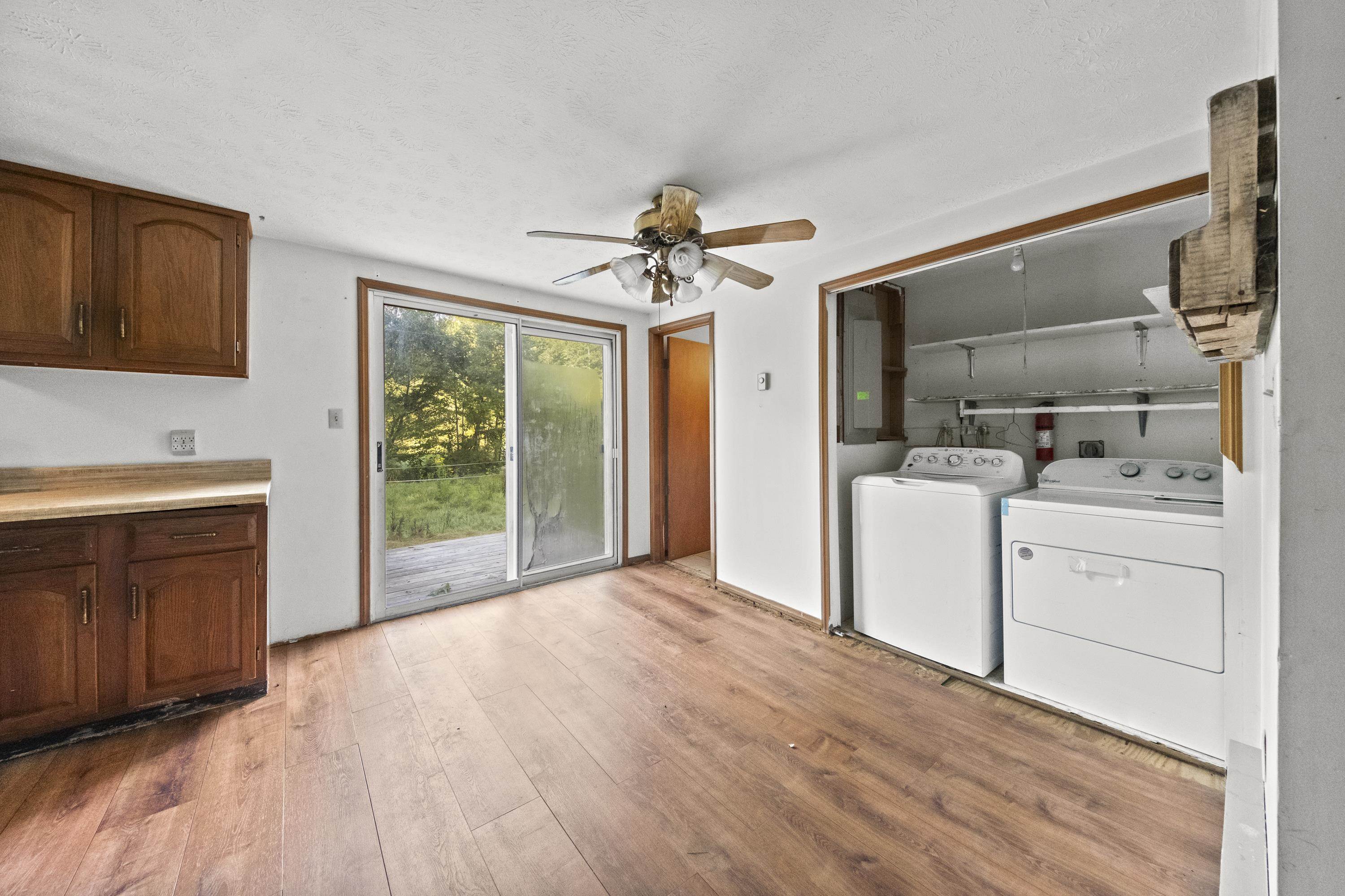 https://zimg.paragon.ice.com/ParagonImages/Property/PH/AABRKY/61176/7/0/0/1006b886b7eb027bd1f0e9d9d3f518d5/0/a75ab8a5001e60f9554614e1c32d6a00/61176-8b2c3765-3135-44c7-a4d5-4970065422ca.JPG