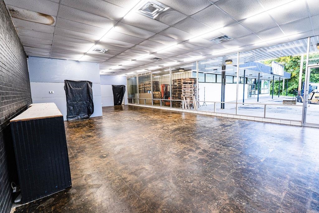 https://zimg.paragon.ice.com/ParagonImages/Property/PH/AABRKY/61183/9/0/0/e6698d8041391e8745638ebe7492a255/0/287848b5f57d6ea773287fb844886225/61183-ddafd6fb-69a1-4a01-96bd-41bef87adbcb.JPG