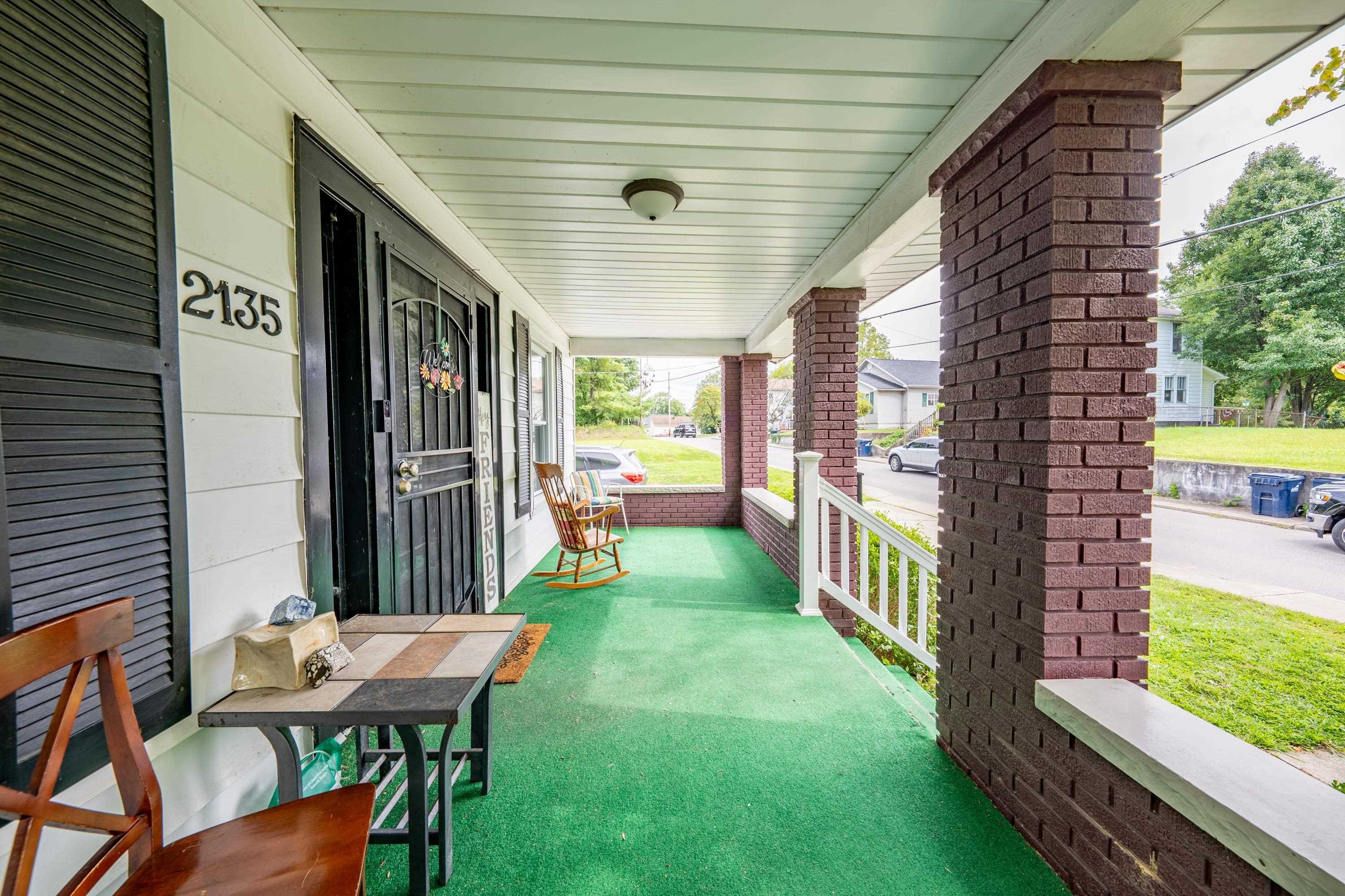 https://zimg.paragon.ice.com/ParagonImages/Property/PH/AABRKY/61185/5/0/0/fb835b9c252d425a3fbb0f67dff5699b/0/e1c84c238439f2a0605861d99471c1ca/61185-01f23353-b44c-49b7-89fd-f849eb6bee4e.JPG