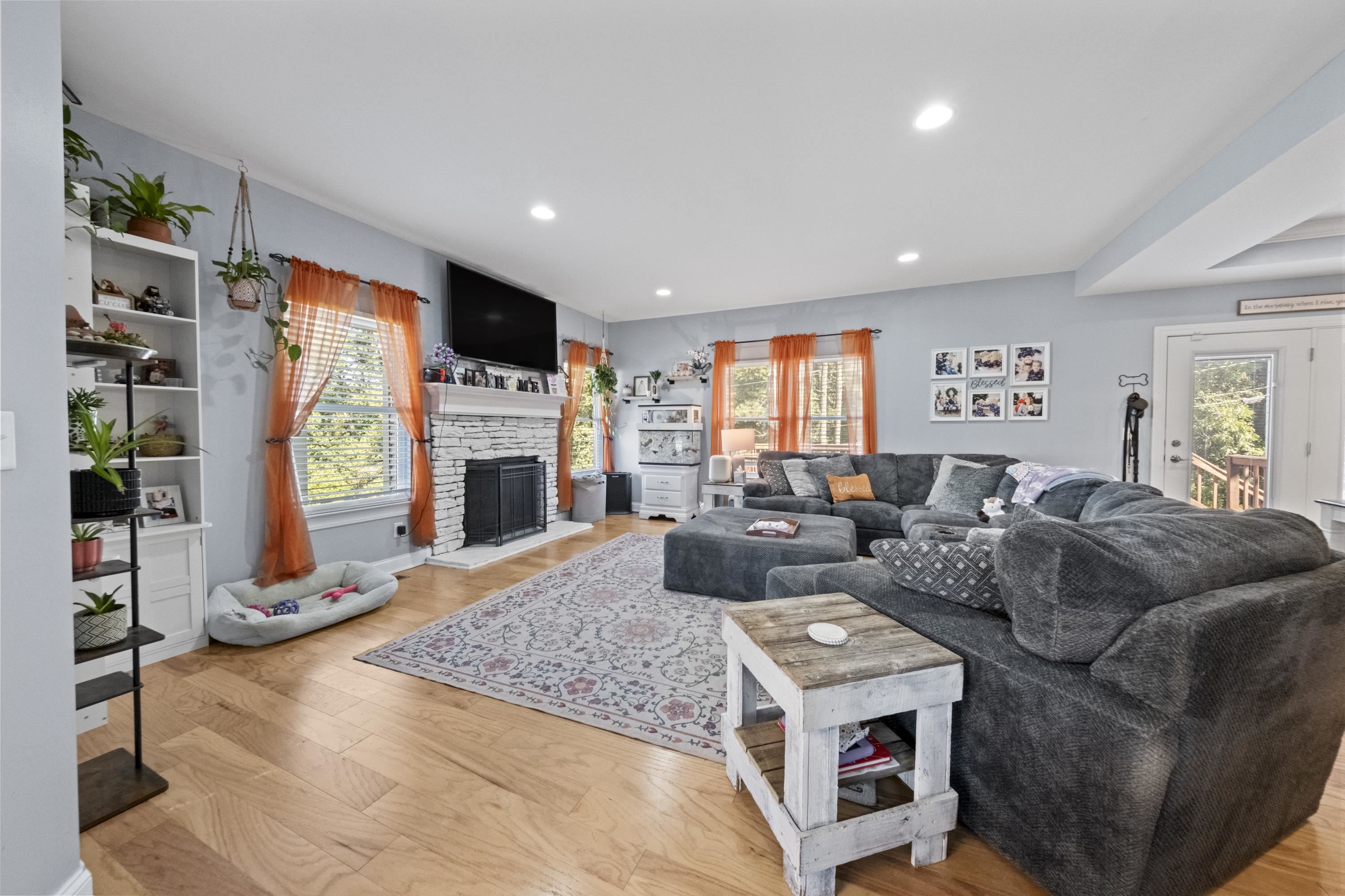 https://zimg.paragon.ice.com/ParagonImages/Property/PH/AABRKY/61187/8/0/0/342900eec361b1052d4f37249bd03a16/0/8cc2d75aadf2d2f647e3d8a3057e2b36/61187-81100ee1-bff3-4bc9-aaed-812535b427f7.JPG