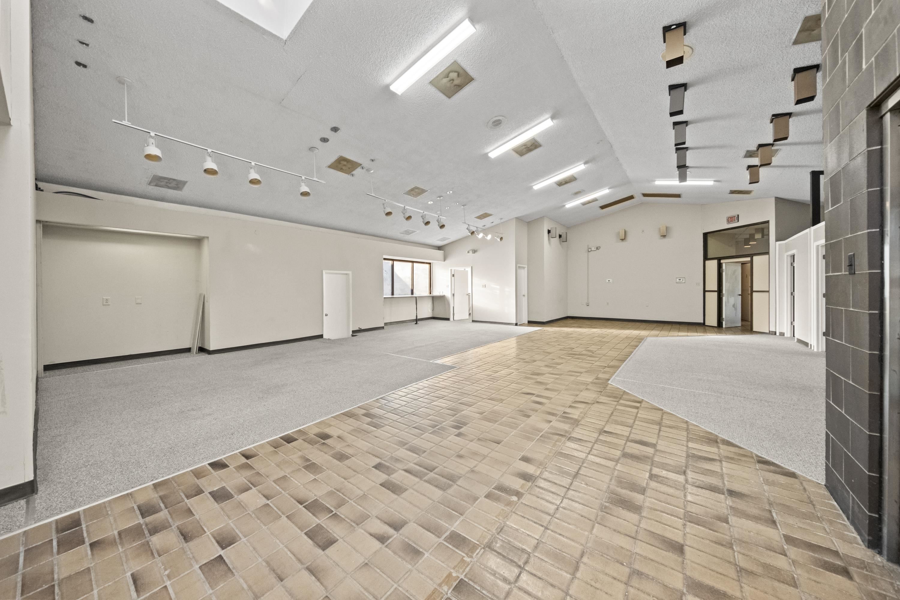 https://zimg.paragon.ice.com/ParagonImages/Property/PH/AABRKY/61189/10/0/0/b1695283d56cf6ab8977212efe814ea3/0/a6e832959a4f6c5e4405da0a688f6219/61189-158dc42e-a9bb-489f-b777-2b69d2d58fb0.JPG