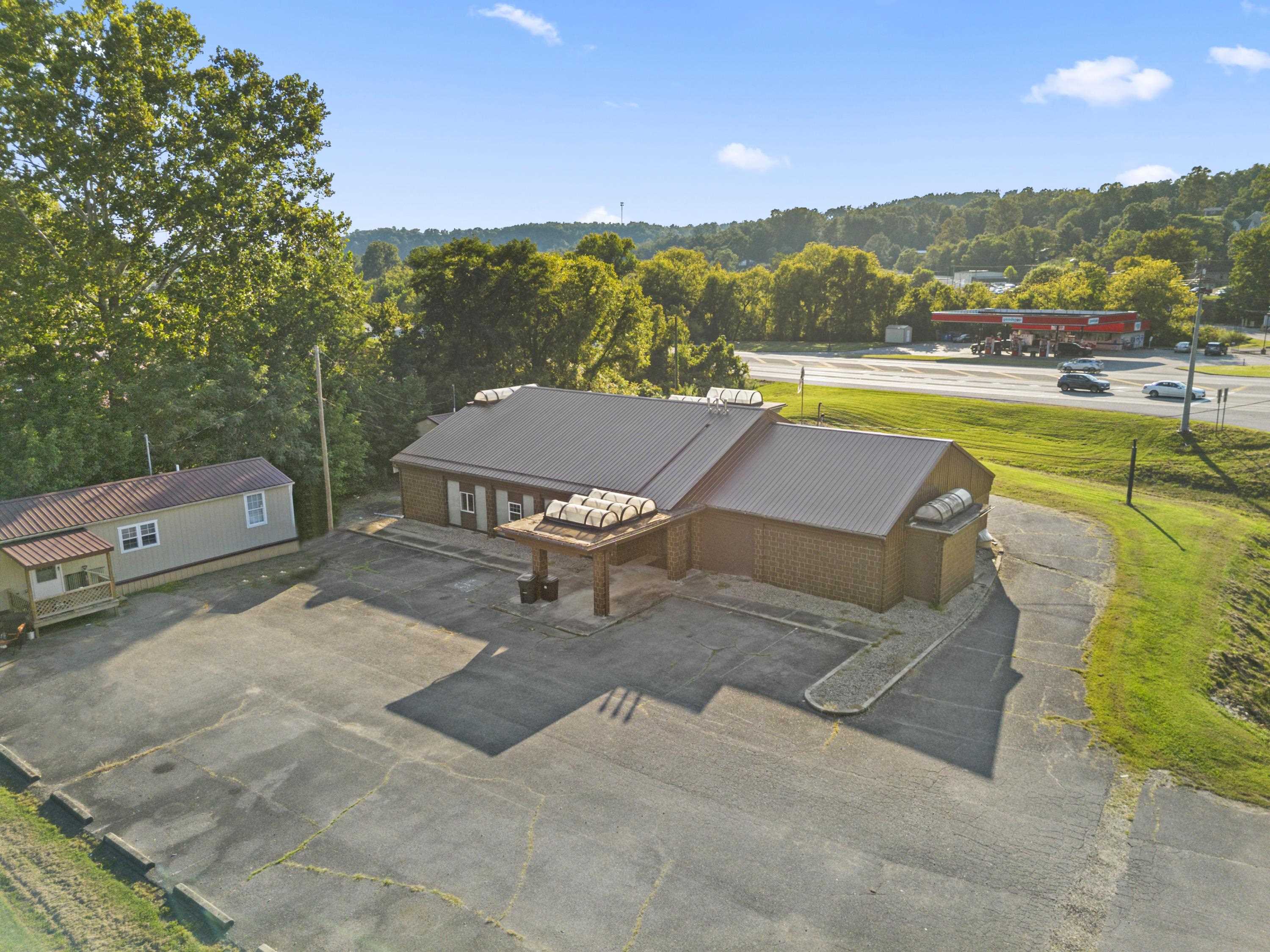 https://zimg.paragon.ice.com/ParagonImages/Property/PH/AABRKY/61189/2/0/0/38d015bc3eef5caf847e82e791f3ddf2/0/a6e832959a4f6c5e4405da0a688f6219/61189-7f8eac85-7838-4948-afe0-4c315c35a1be.JPG