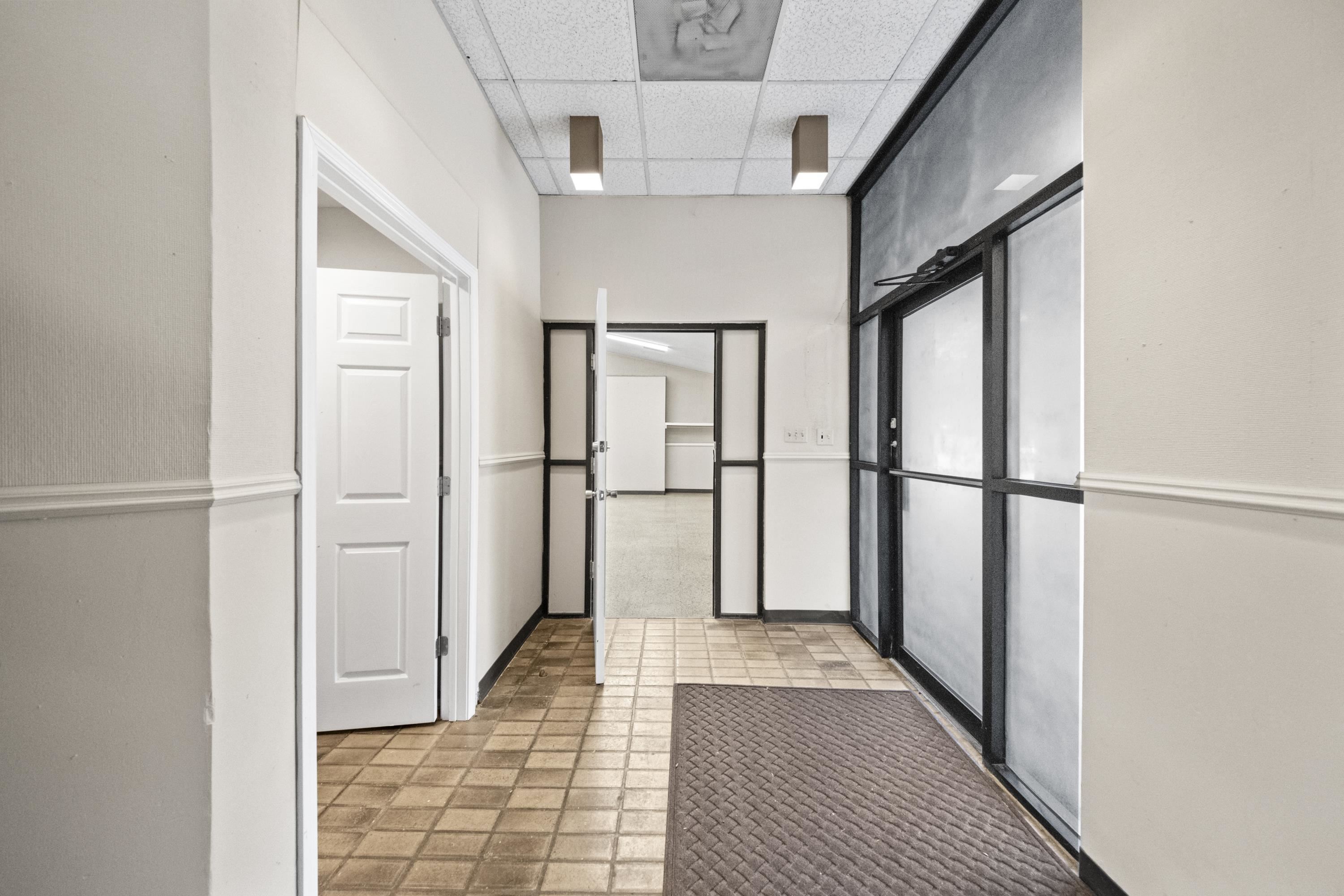 https://zimg.paragon.ice.com/ParagonImages/Property/PH/AABRKY/61189/8/0/0/20e4551402c1c6b0cde59d03923ebcd5/0/a6e832959a4f6c5e4405da0a688f6219/61189-a0aa5afd-20c5-4534-aa81-bb1a23deb8b1.JPG