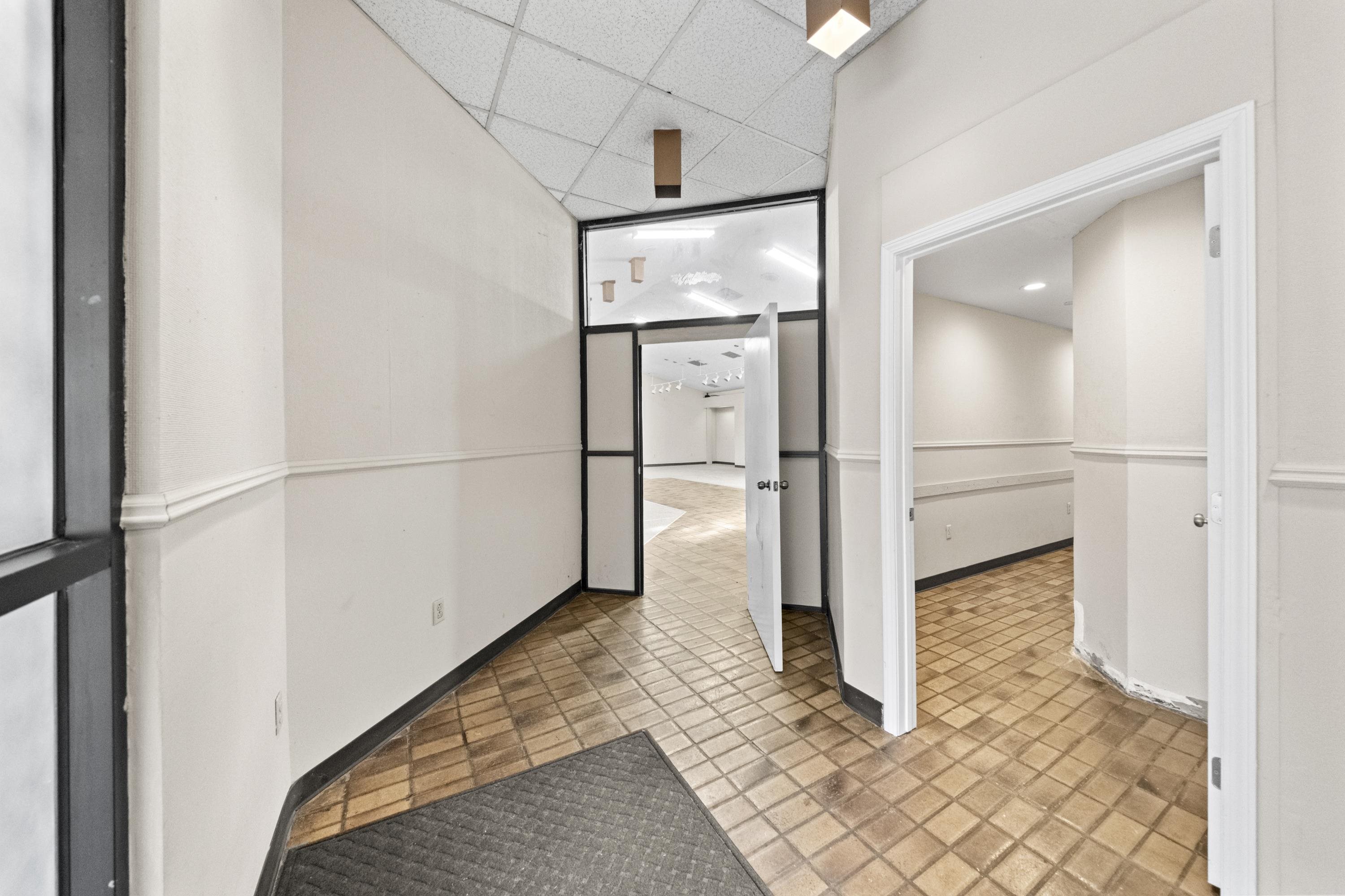 https://zimg.paragon.ice.com/ParagonImages/Property/PH/AABRKY/61189/9/0/0/27859dfff0f9b425eb7e8689a883d2fa/0/a6e832959a4f6c5e4405da0a688f6219/61189-f8c6457d-a7cf-49cf-977d-d4fb87d9964a.JPG