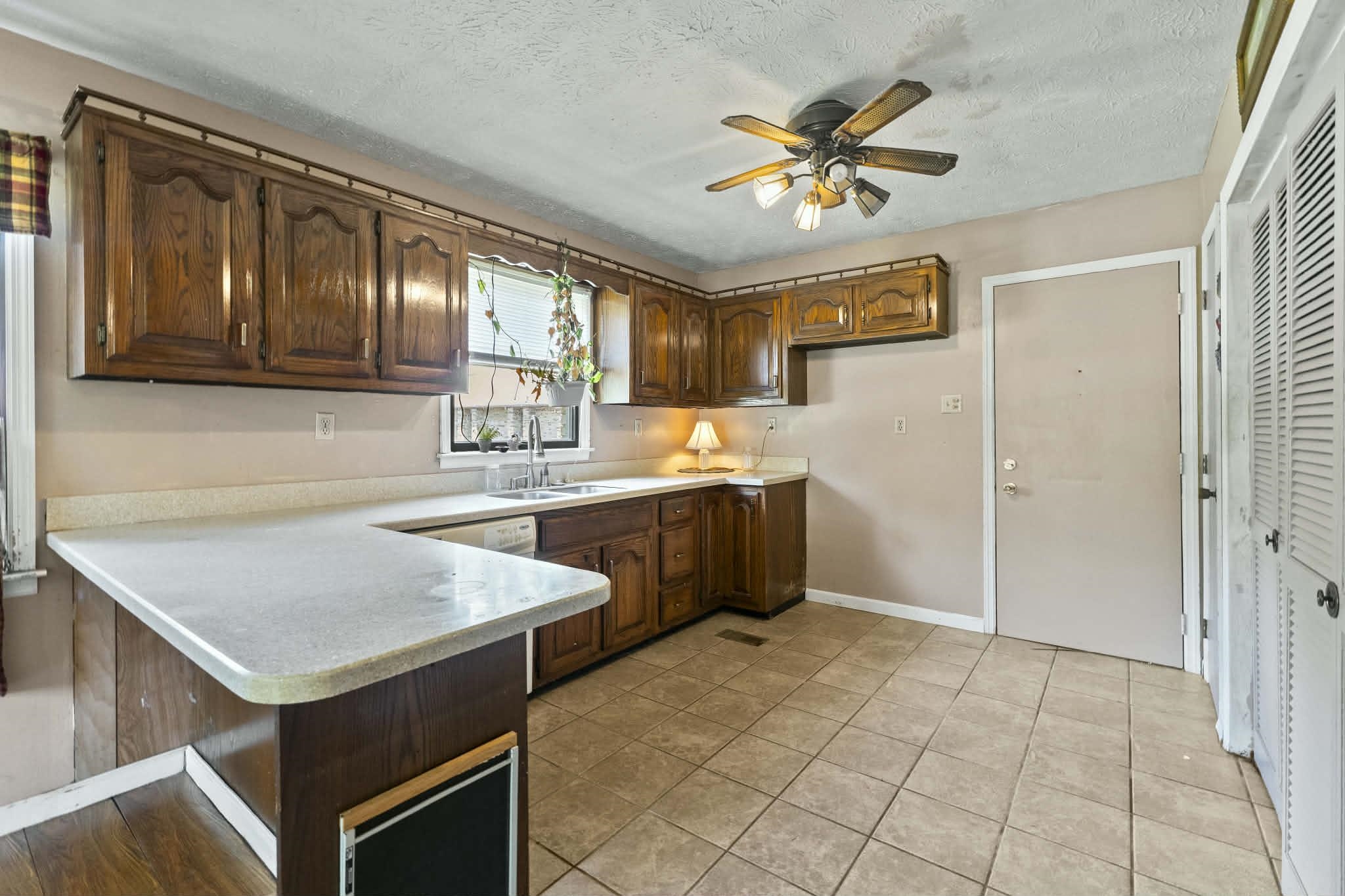 https://zimg.paragon.ice.com/ParagonImages/Property/PH/AABRKY/61202/2/0/0/5e44552d31919cd25a5908f626ec1e67/0/31d6a0ff28e48b63d519d18a92a586ae/61202-049b2195-90f0-4fb0-a427-d3cea91d80e2.JPG