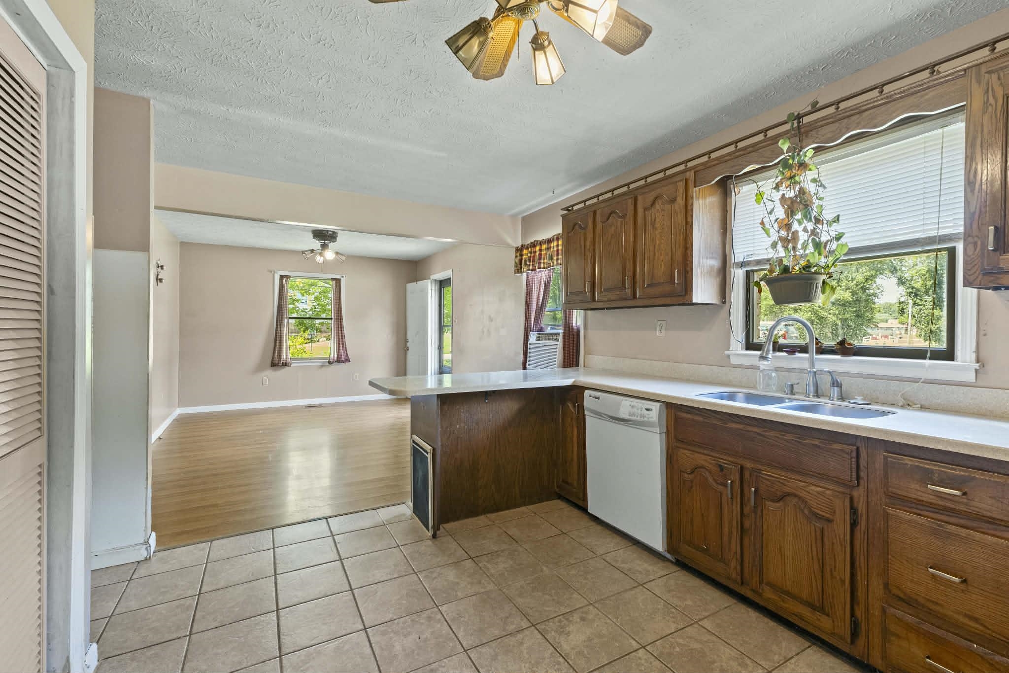 https://zimg.paragon.ice.com/ParagonImages/Property/PH/AABRKY/61202/3/0/0/466543d17fbdd74f8321a3a971995cdc/0/31d6a0ff28e48b63d519d18a92a586ae/61202-3f8feb4e-c3c1-4d22-afef-0eb6db034c64.JPG