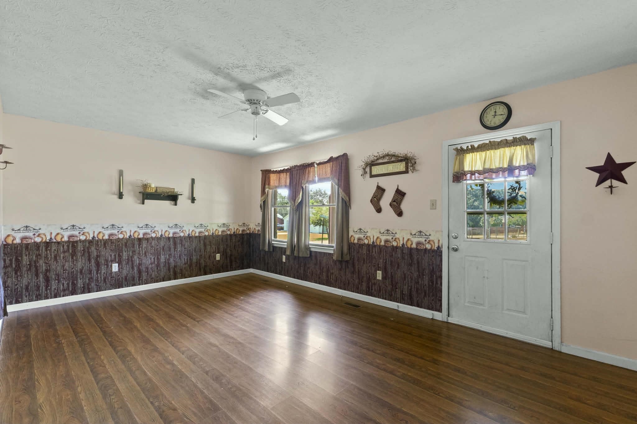 https://zimg.paragon.ice.com/ParagonImages/Property/PH/AABRKY/61202/4/0/0/b866bd2253329e81b54dc11a9d24fe70/0/31d6a0ff28e48b63d519d18a92a586ae/61202-52eb3703-89a4-4e4f-982f-6572962238bc.JPG