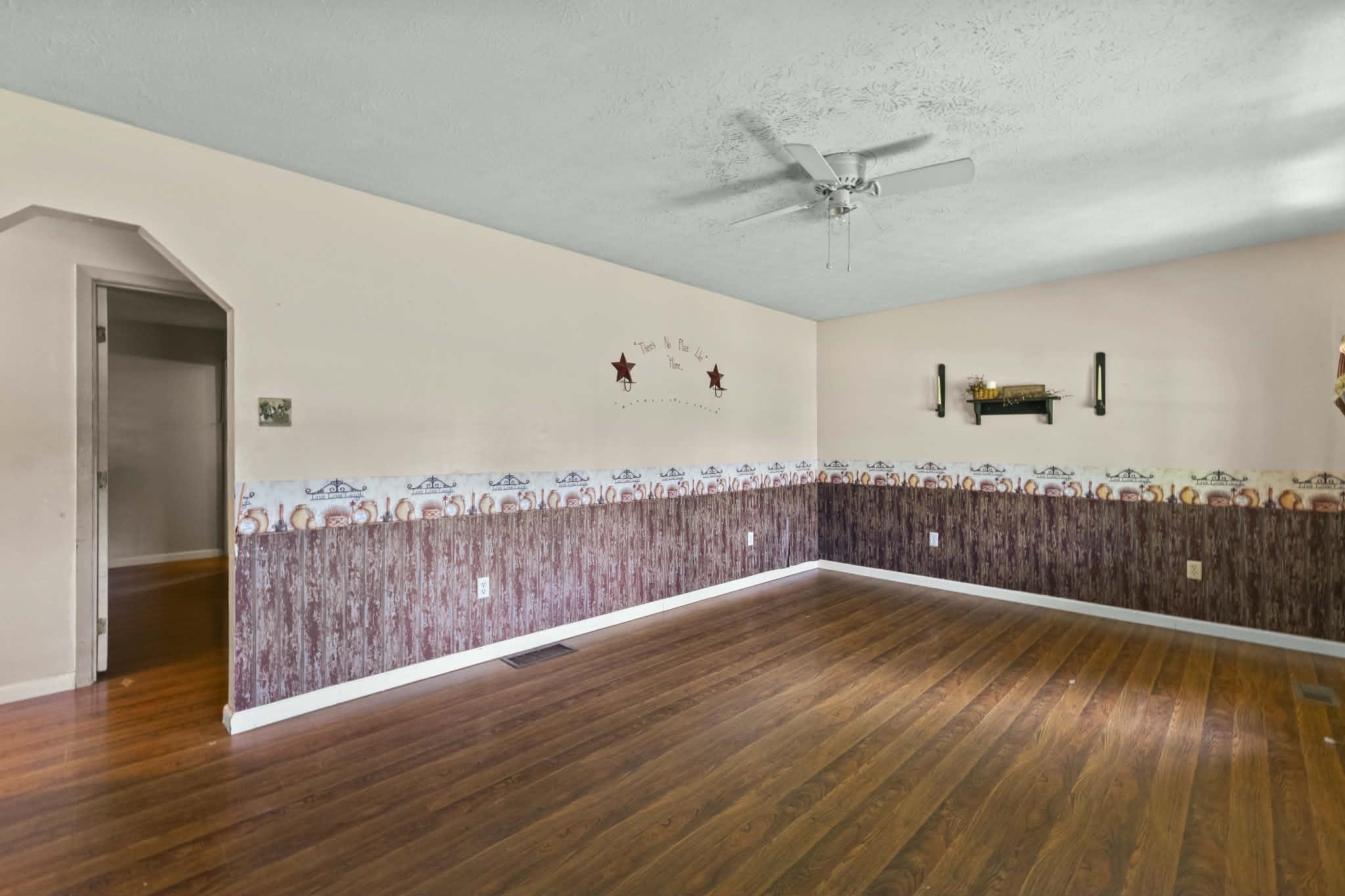 https://zimg.paragon.ice.com/ParagonImages/Property/PH/AABRKY/61202/5/0/0/d9b1dd30e360dcba47a18a3c15609916/0/31d6a0ff28e48b63d519d18a92a586ae/61202-a892cf02-5f4b-47b5-8293-3bcdae6bde9a.JPG